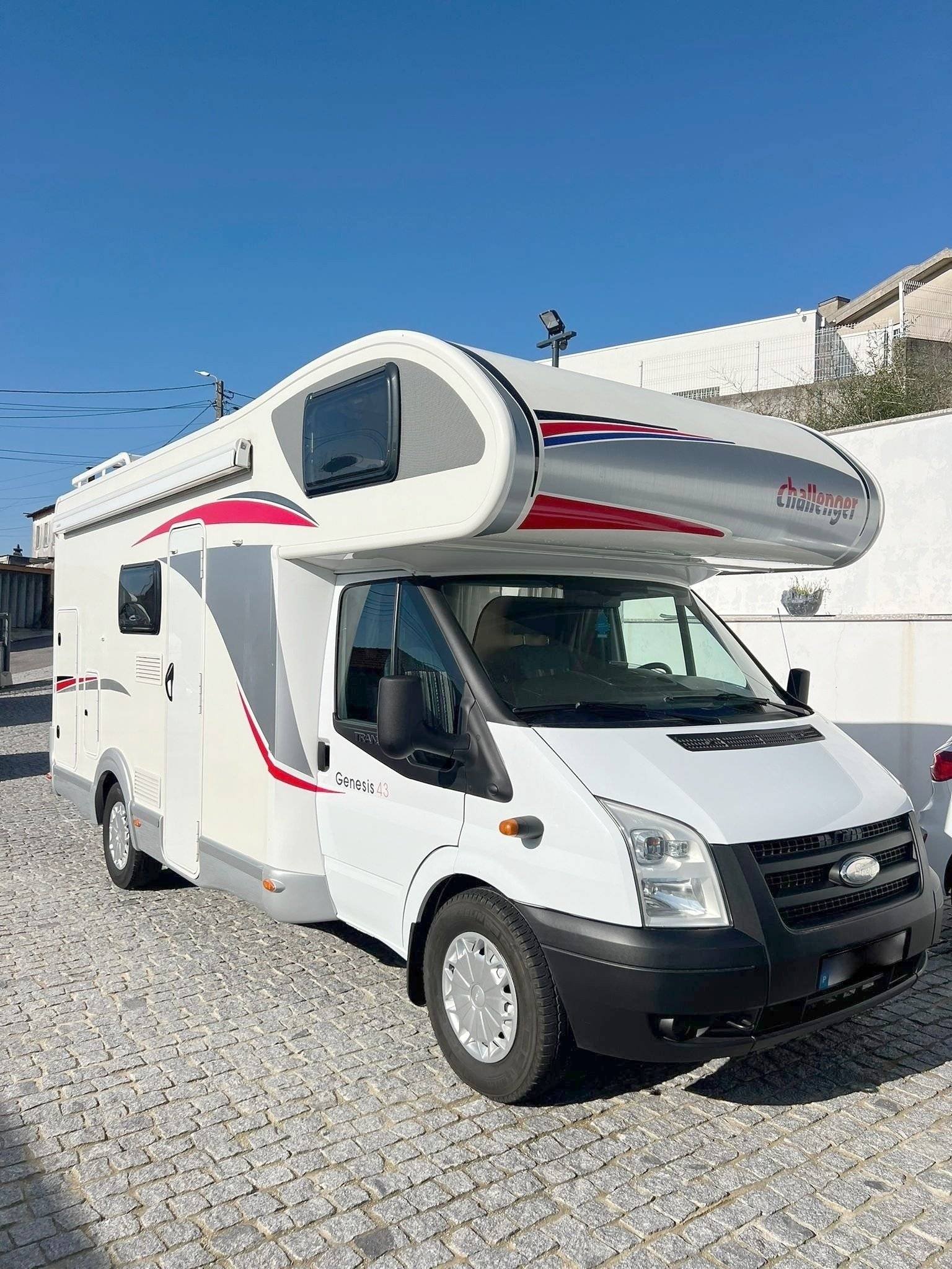 schräge Vorderansicht Ford - Yescapa