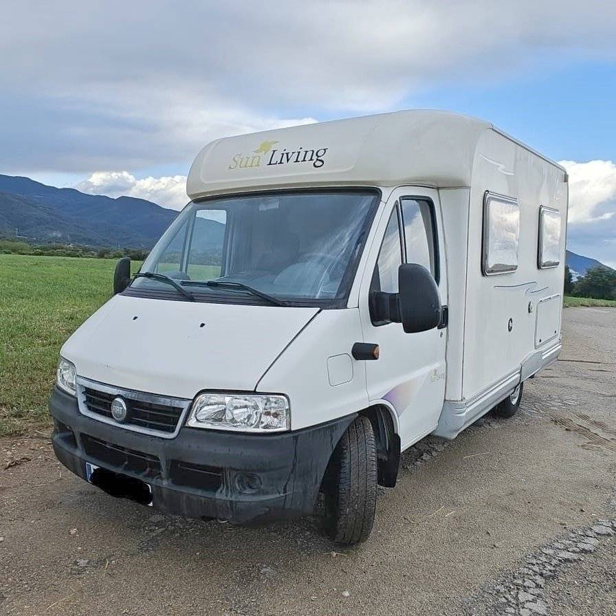 schräge Vorderansicht Fiat 2.3 JTD 110 CVS - Yescapa