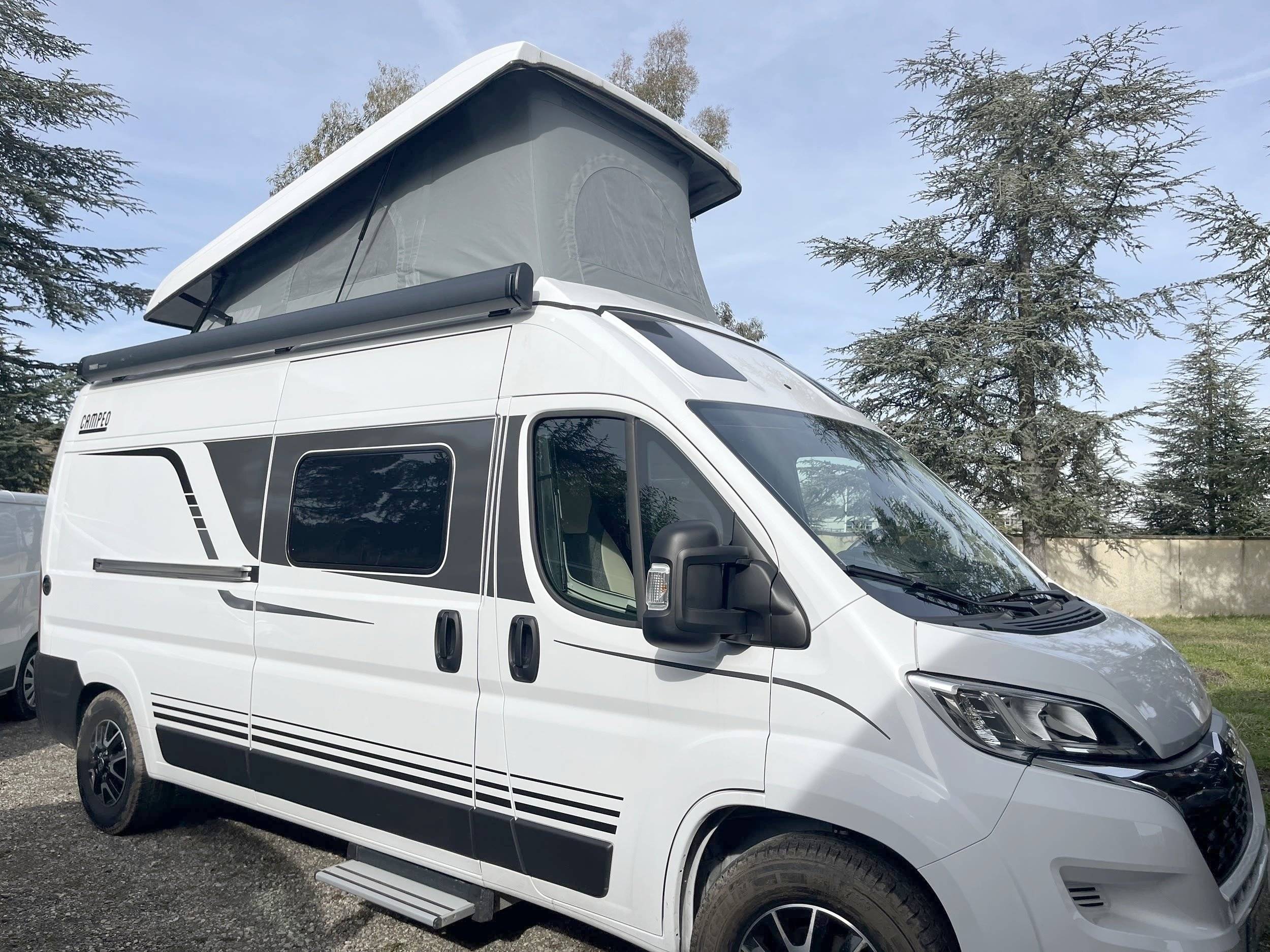 Vue avant de 3/4 Citroën Jumper 2,2 l 140 ch - Yescapa