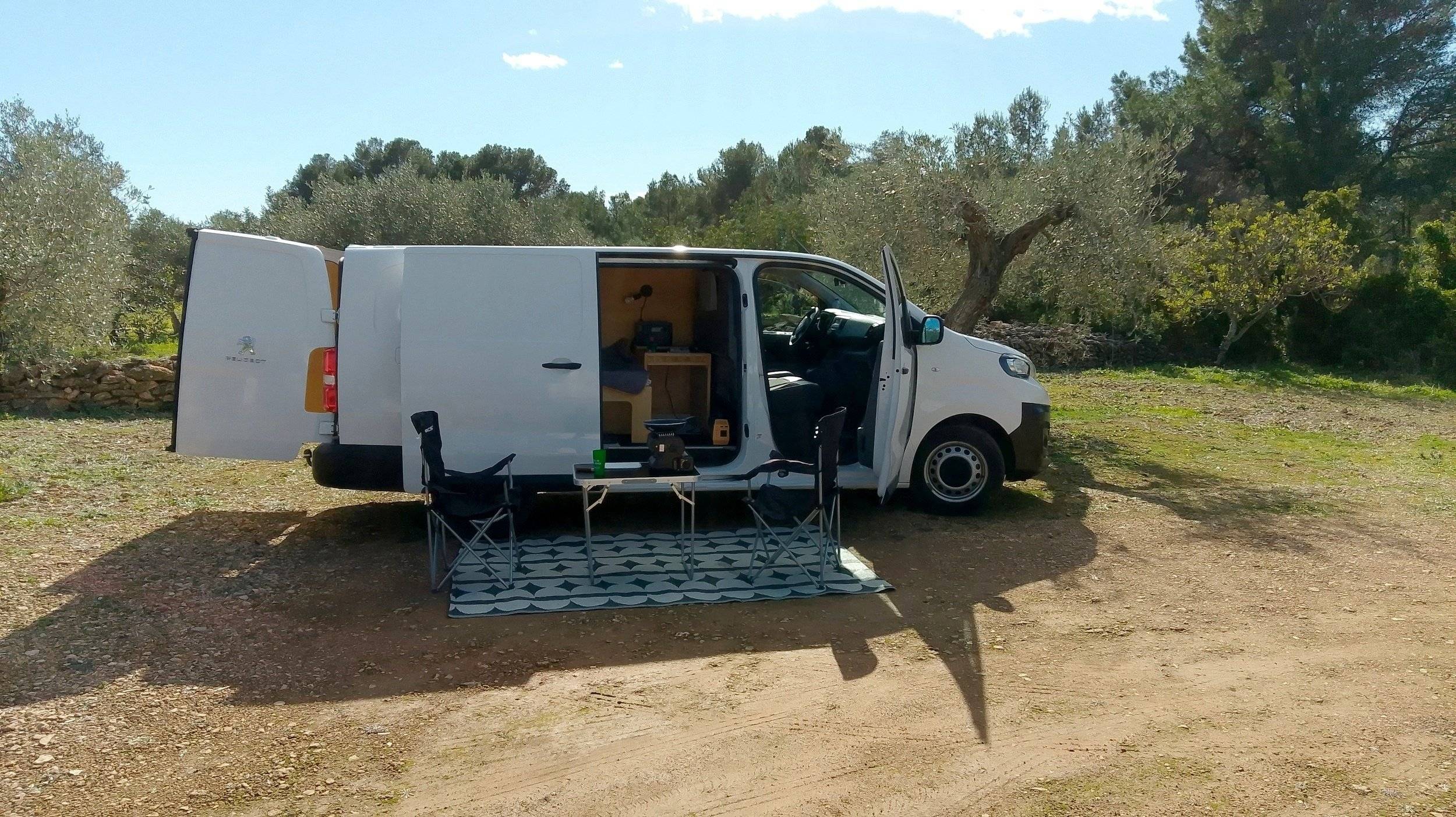 Front view from 3/4 Peugeot Expert - Yescapa