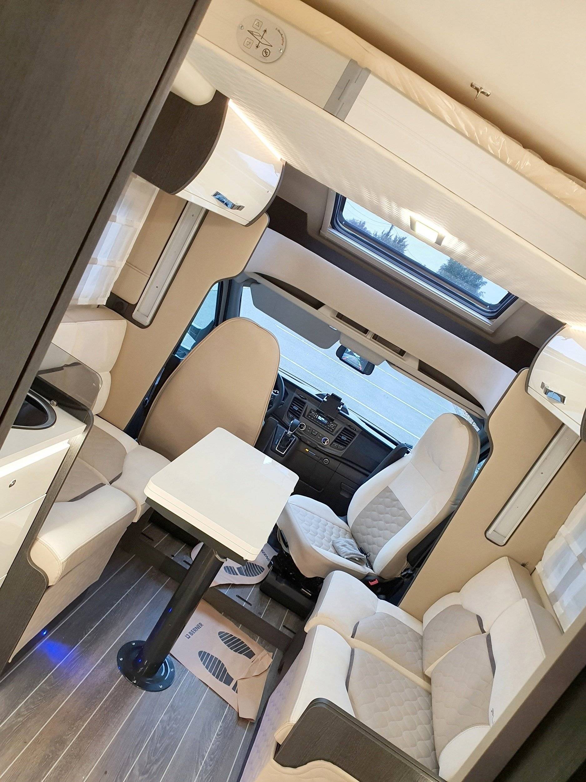 Coin repas Ford Transit 2,0 l 170 ch - Yescapa