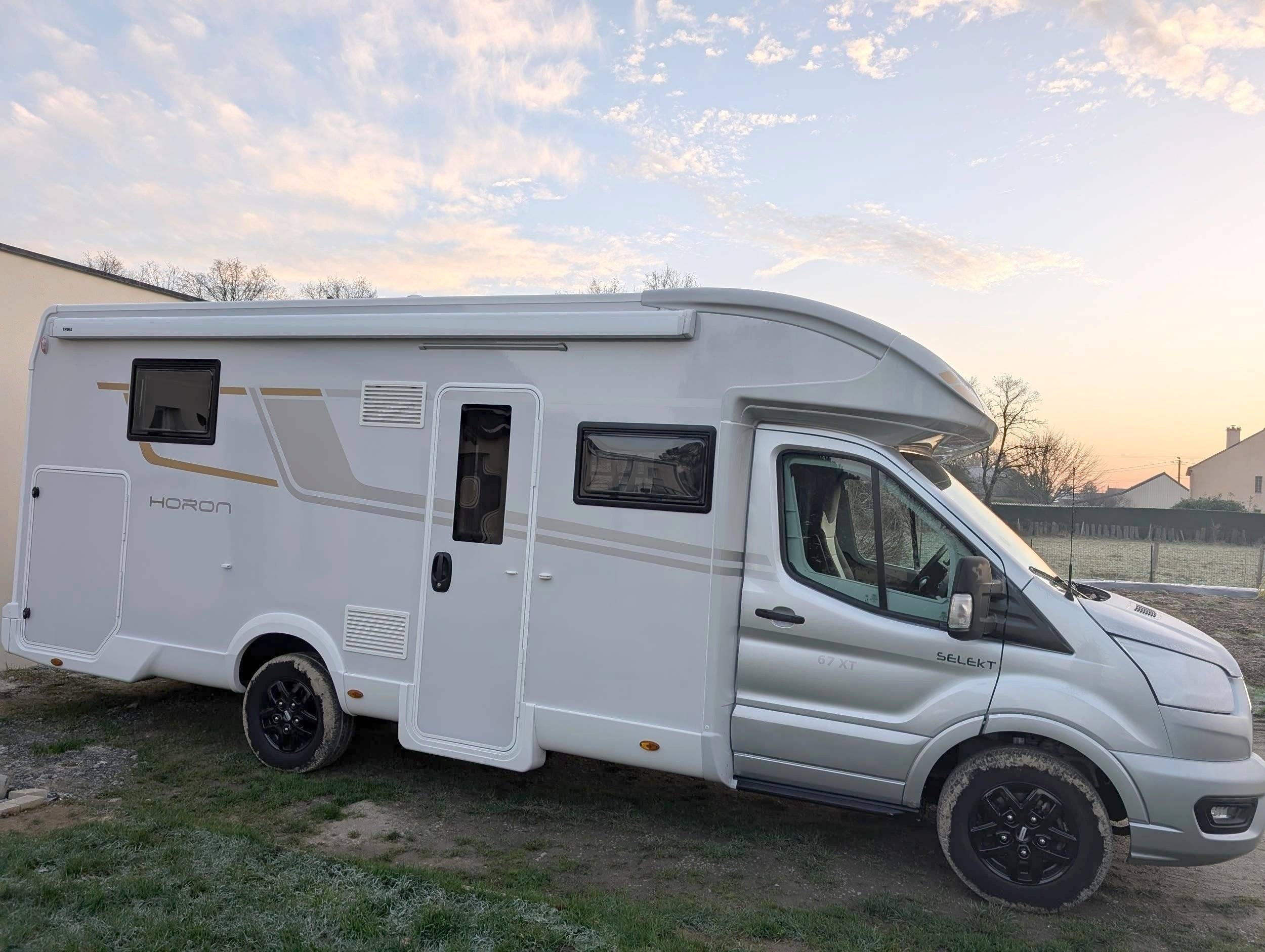 Voorkant 3/4 Ford Transit 2,0 l 170 ch - Yescapa