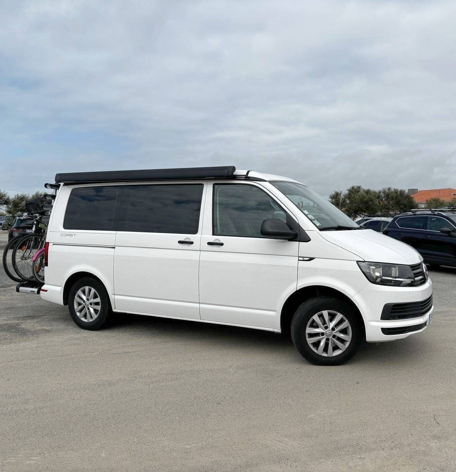 Vista frontale a ¾ Volkswagen T6 California Coast - Yescapa