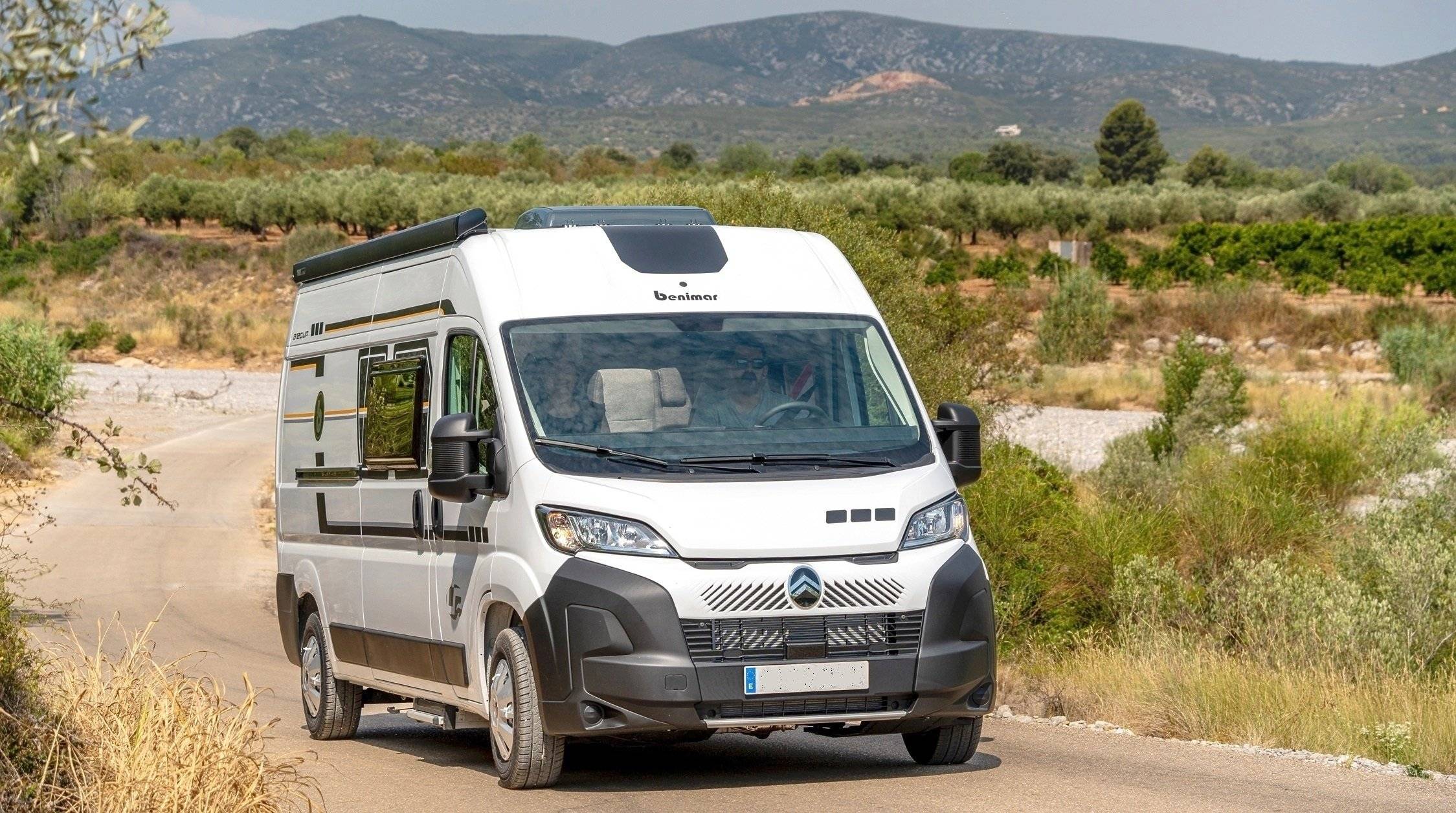 Vista del vehículo ángulo delantero Citroën 2.2L 140CV - Yescapa