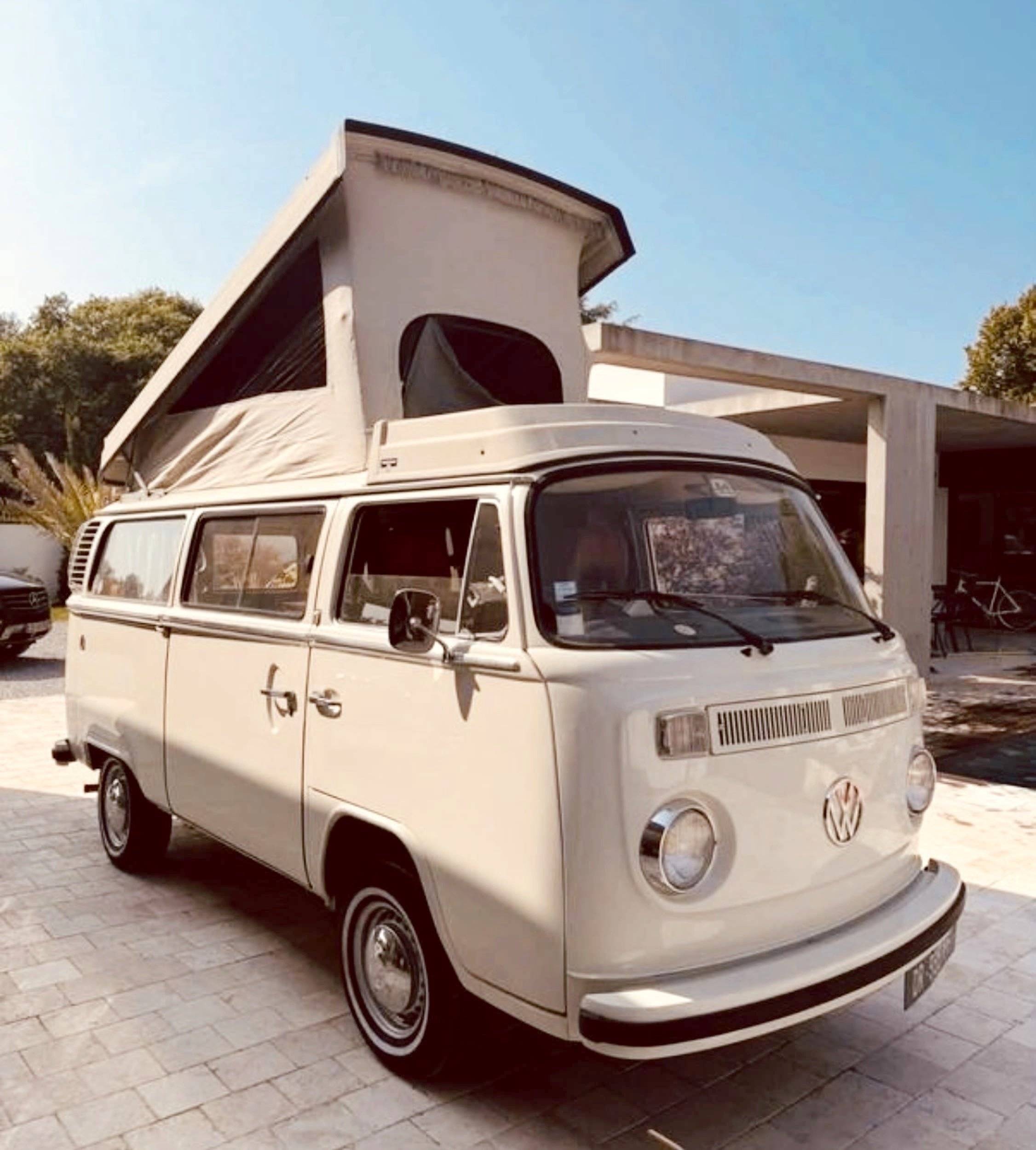 Vue avant de 3/4 Volkswagen Combi T2B - Yescapa