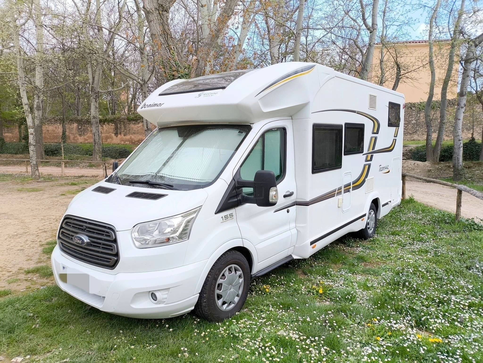 Front view from 3/4 Ford - Yescapa