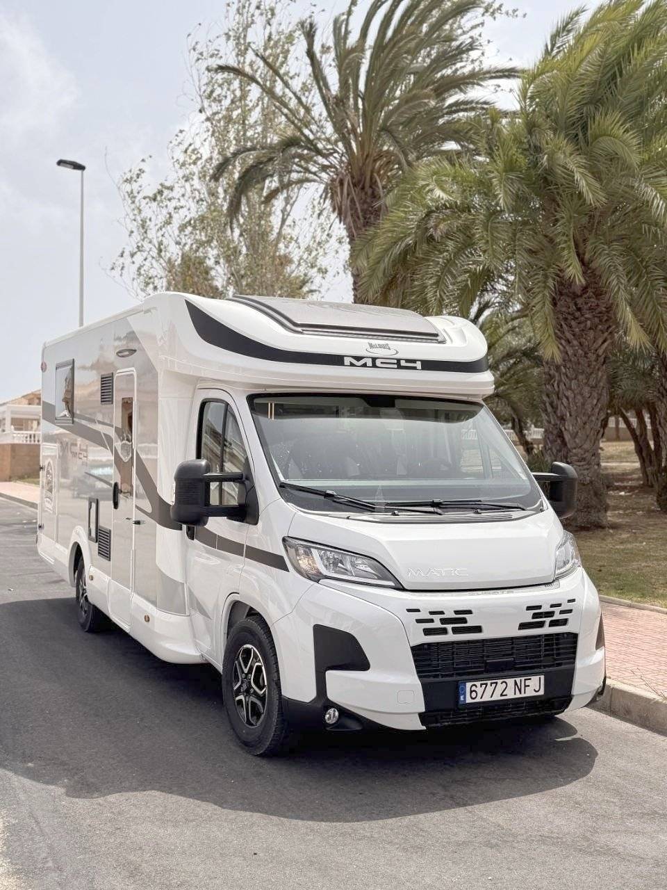 Vue avant de 3/4 Fiat FIAT DUCATO - Yescapa