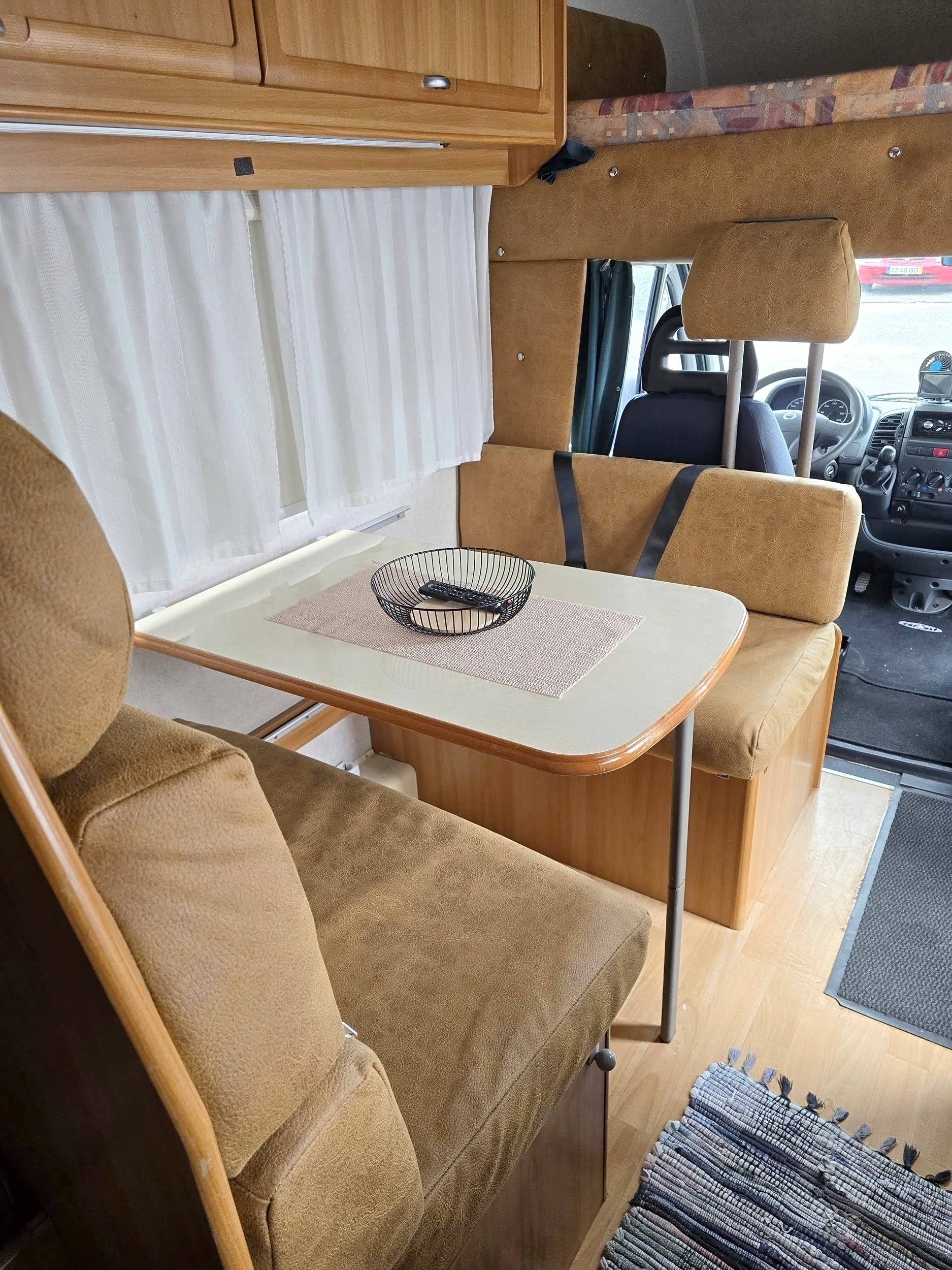 Coin repas Ford Ducato - Yescapa