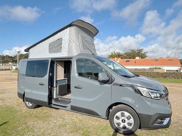 schräge Vorderansicht Renault - Yescapa