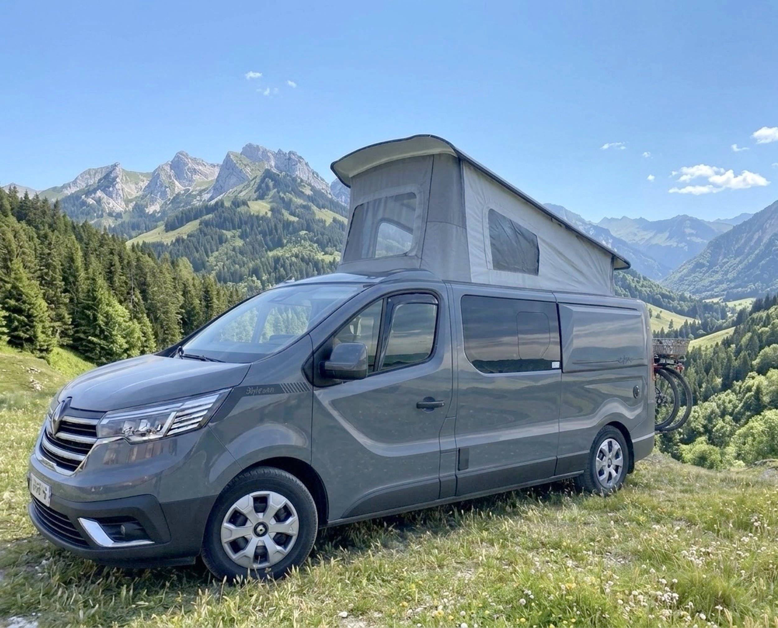 Vista frontale a ¾ Renault - Yescapa