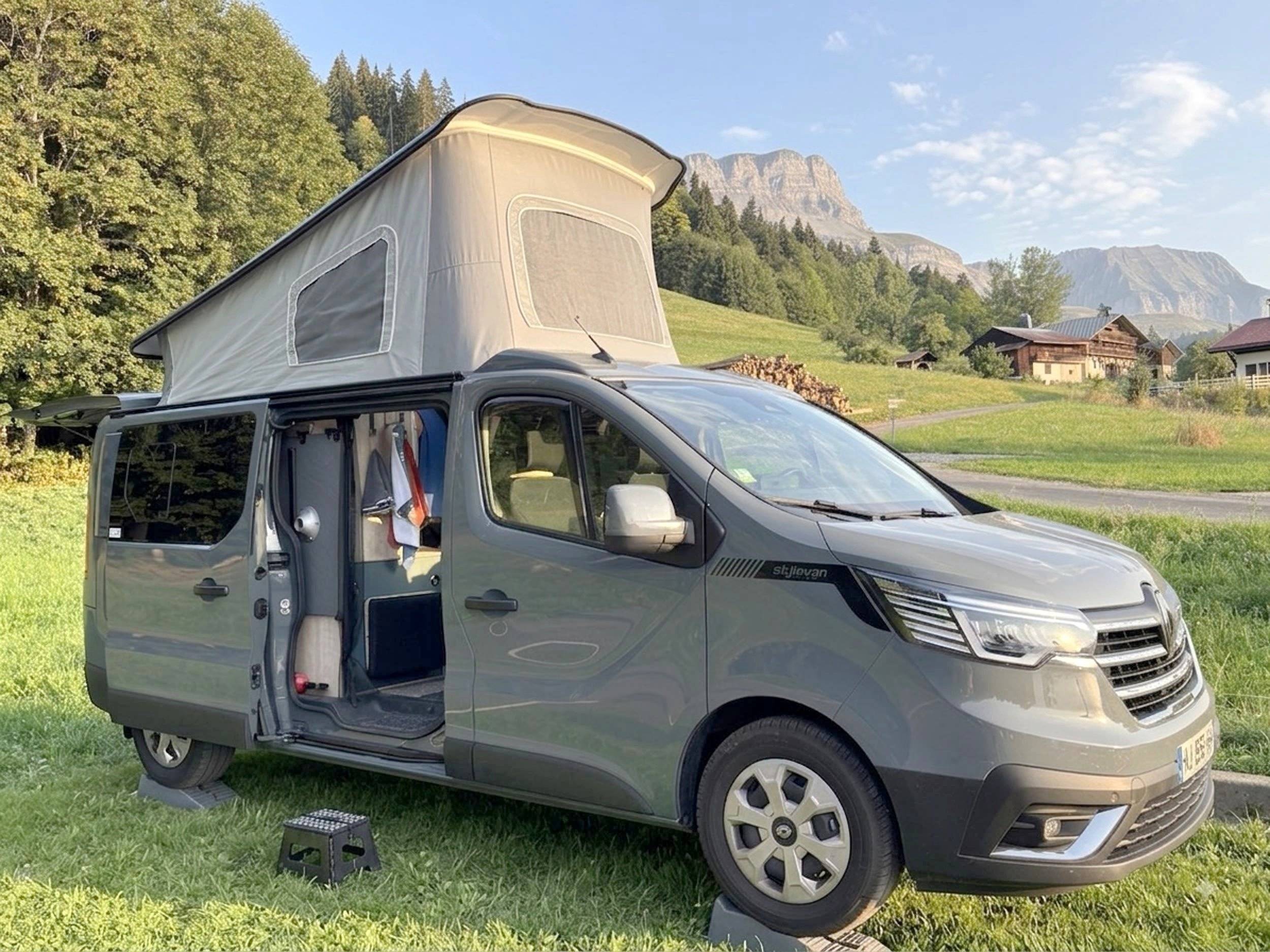 Vista frontale a ¾ Renault - Yescapa