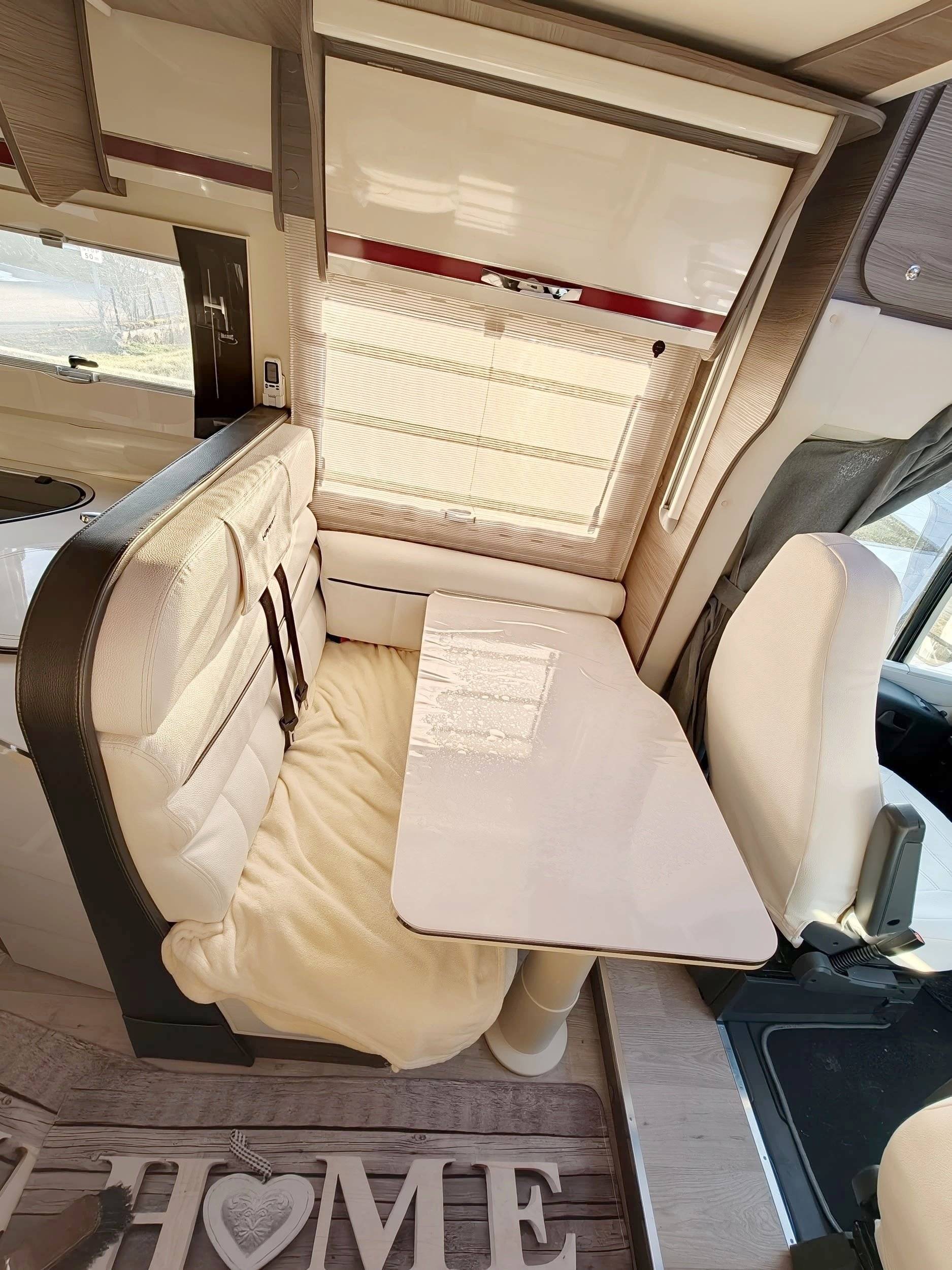 Área de jantar Fiat Ducato 2,2 l Multijet 130 ch. - Yescapa