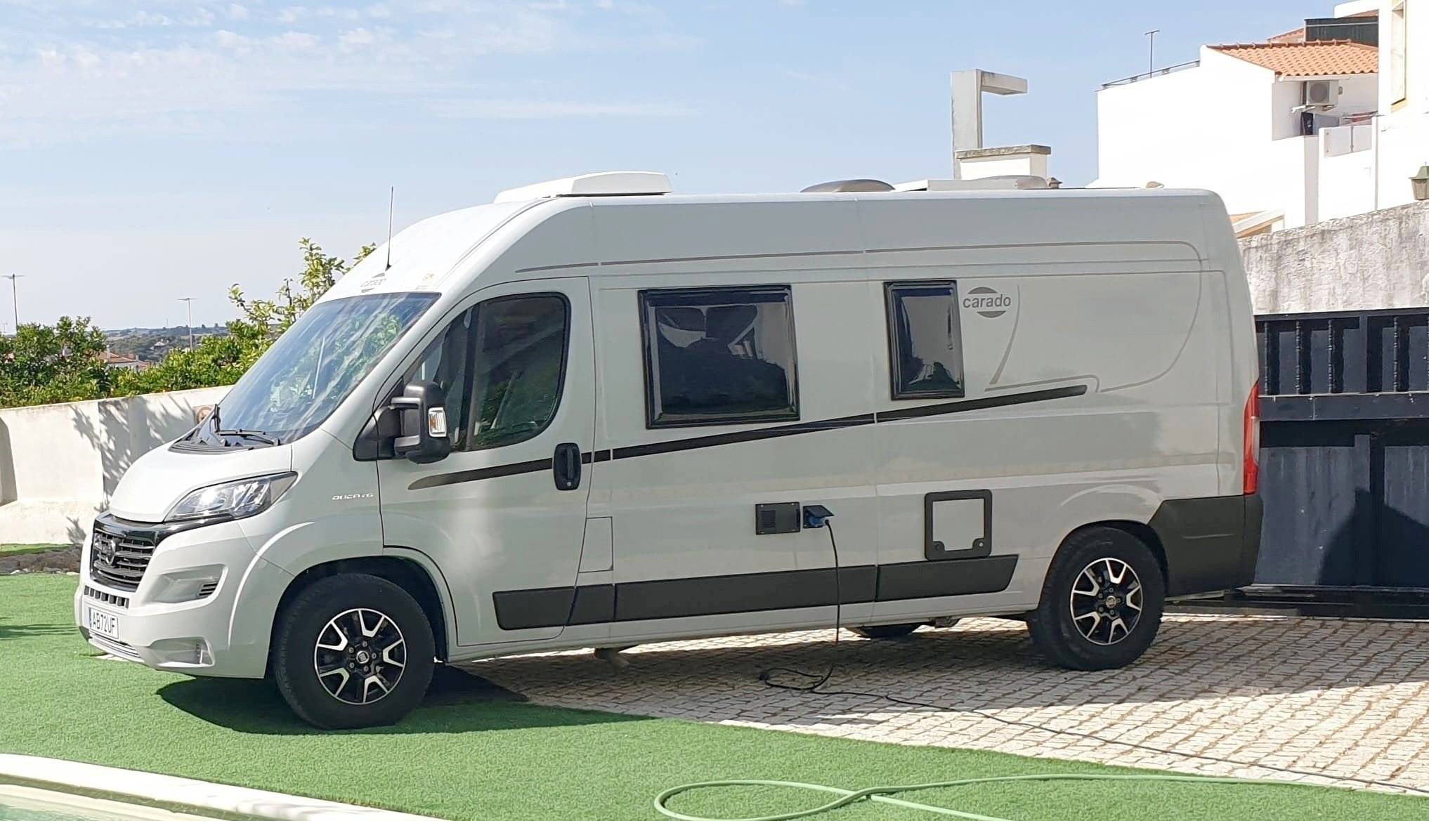 Vue avant de 3/4 Fiat - Yescapa