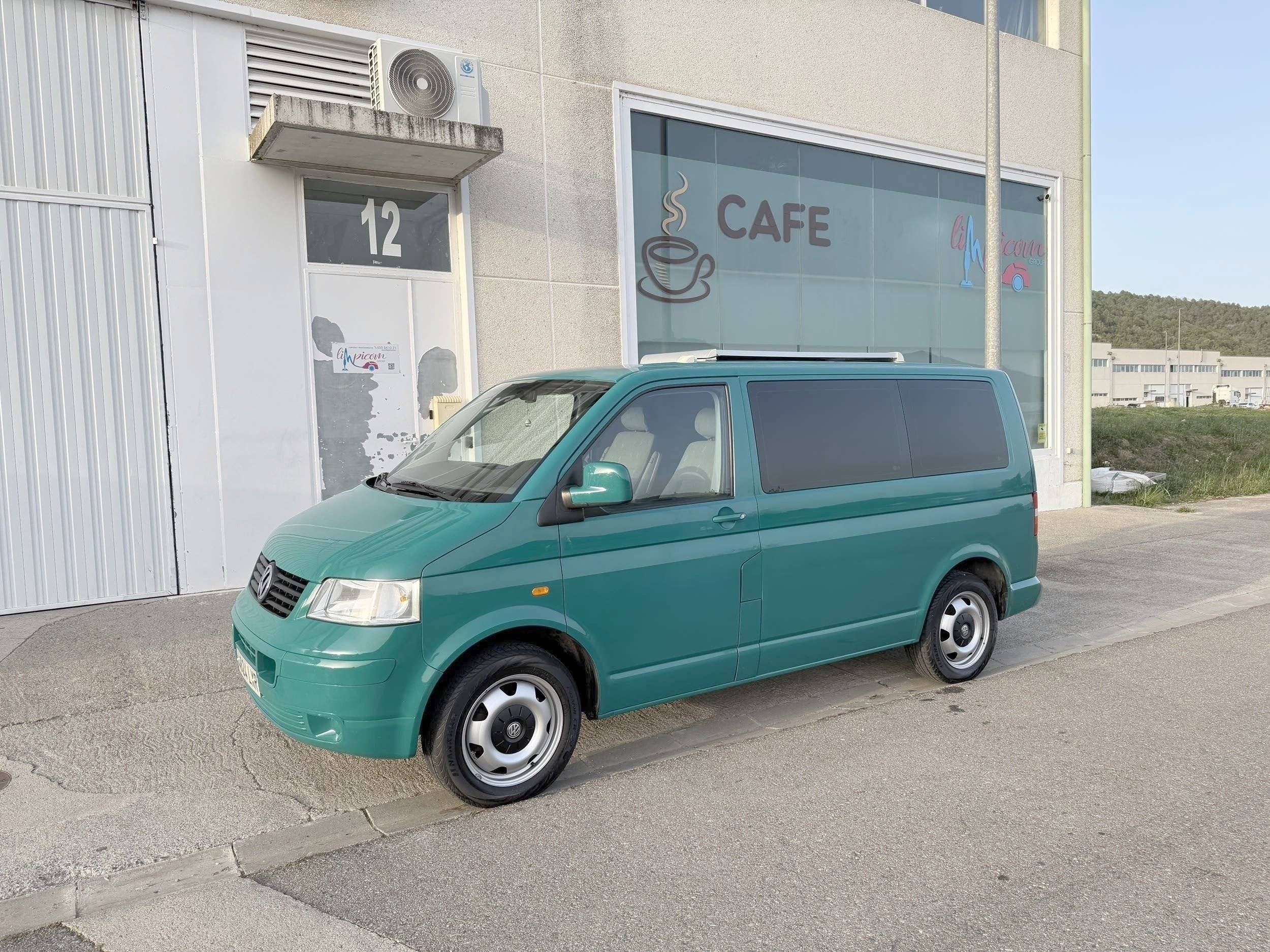 Vista de 3/4 Volkswagen Transporter 1.9 TDI - Yescapa