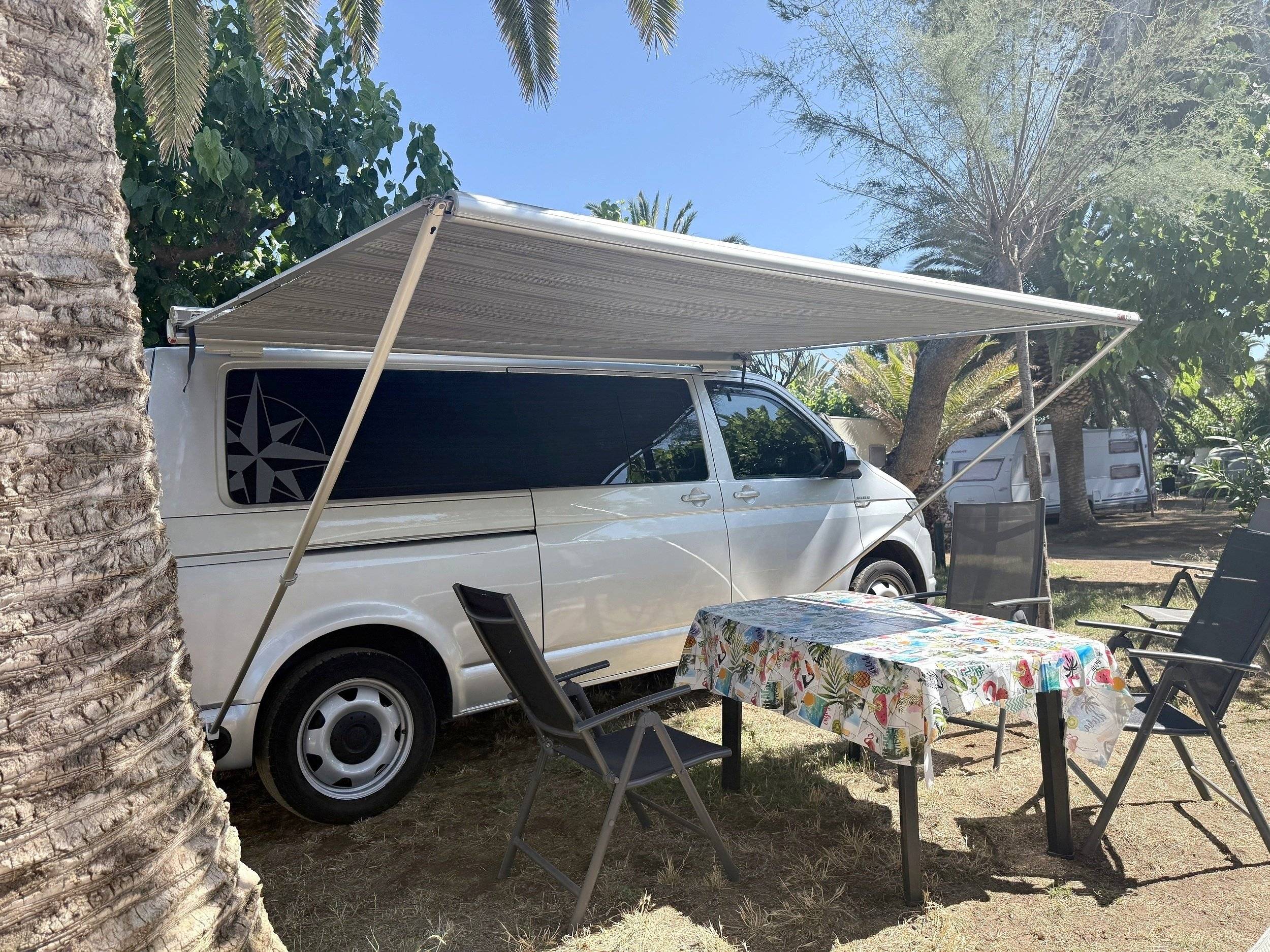Dining Area Volkswagen - Yescapa