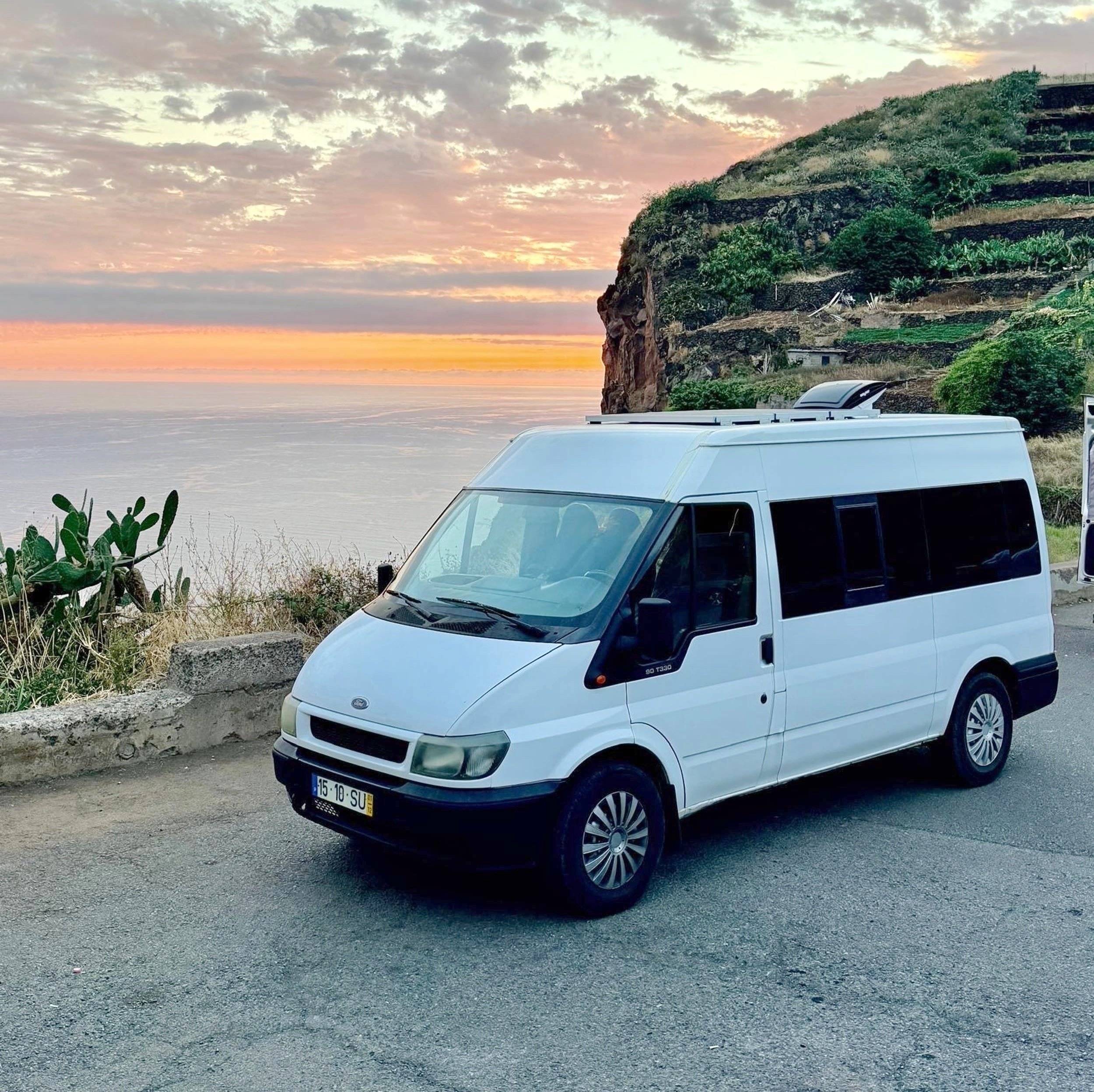 Vista frontale a ¾ Ford Transit - Yescapa