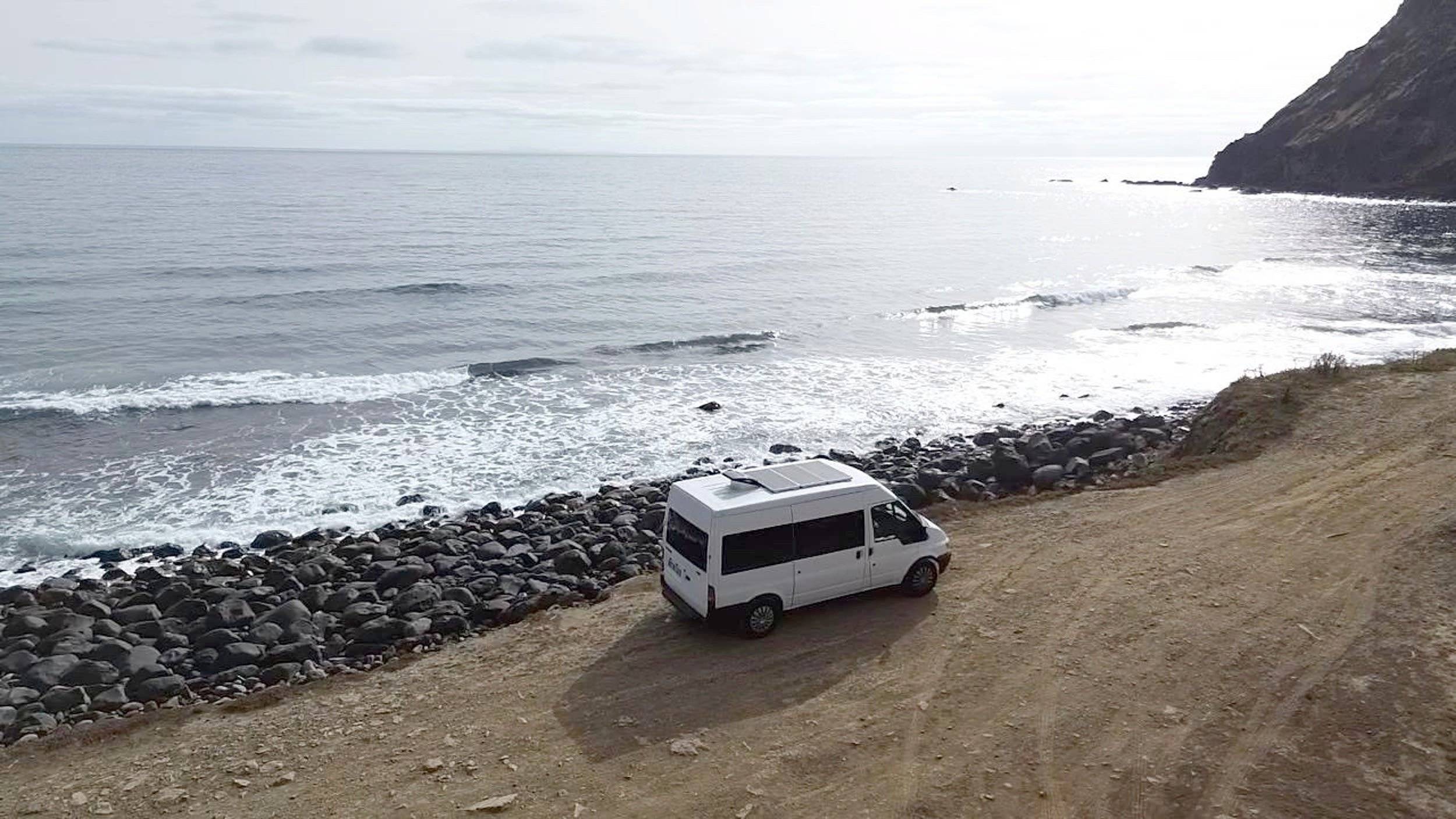Vue avant de 3/4 Ford Transit - Yescapa