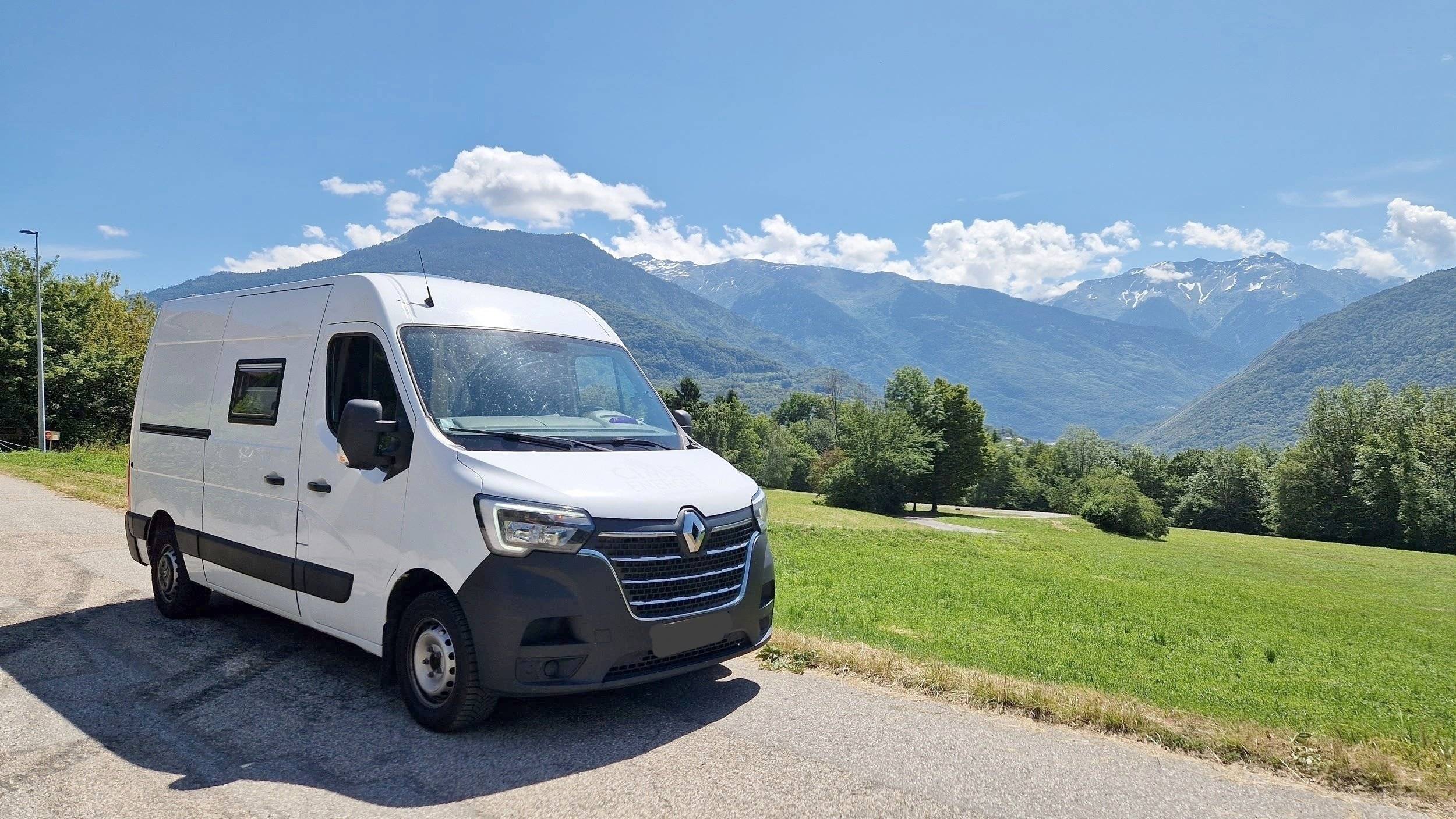 schräge Vorderansicht Renault Master 2,3 l 135 ch - Yescapa