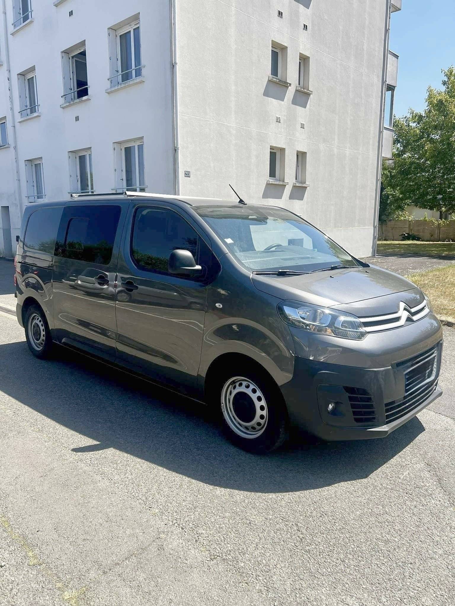 Voorkant 3/4 Citroën Jumpy 2,2 l 120 ch - Yescapa