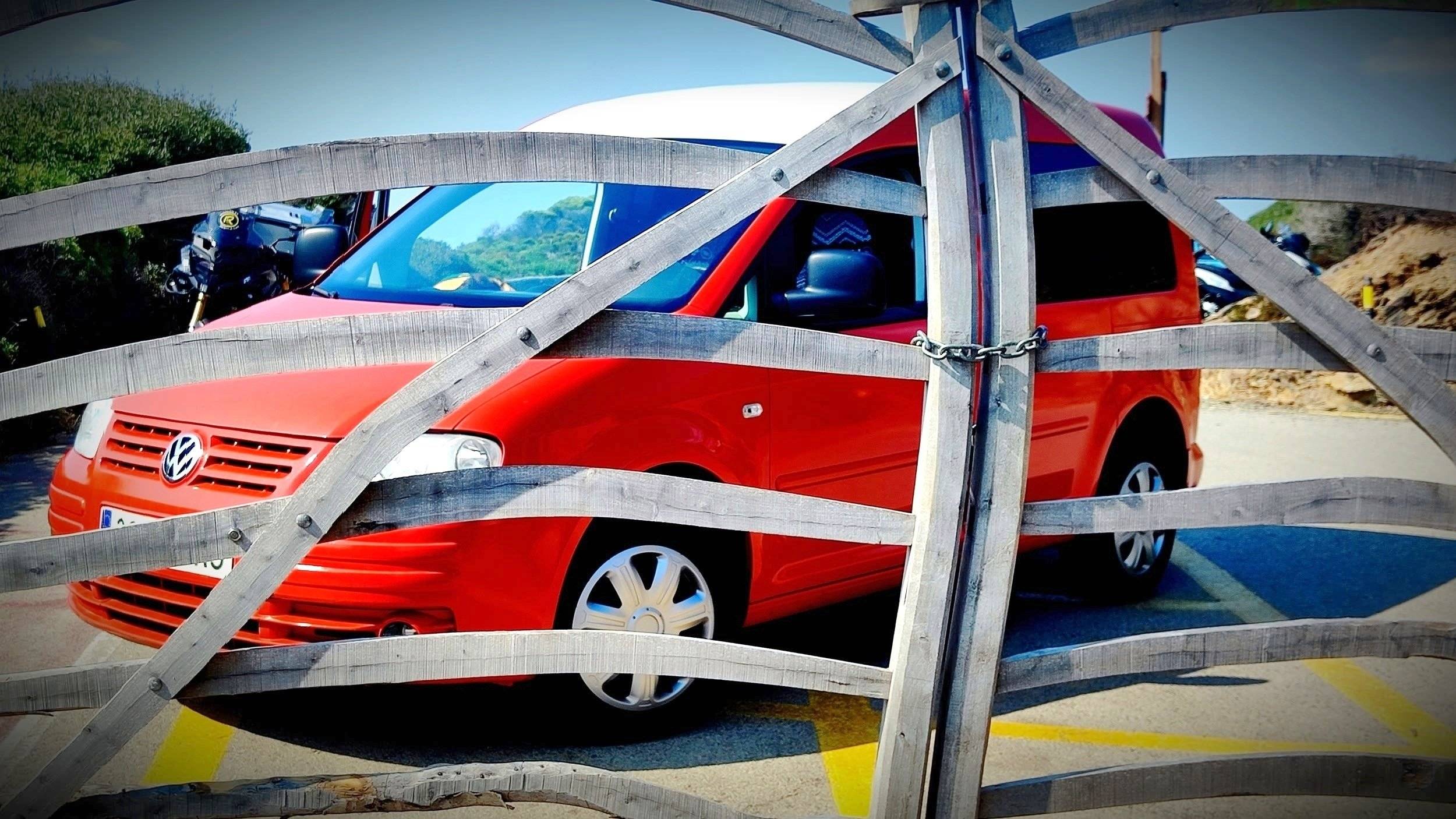 Vista frontale a ¾ Volkswagen Caddy 1.9 105 cv - Yescapa