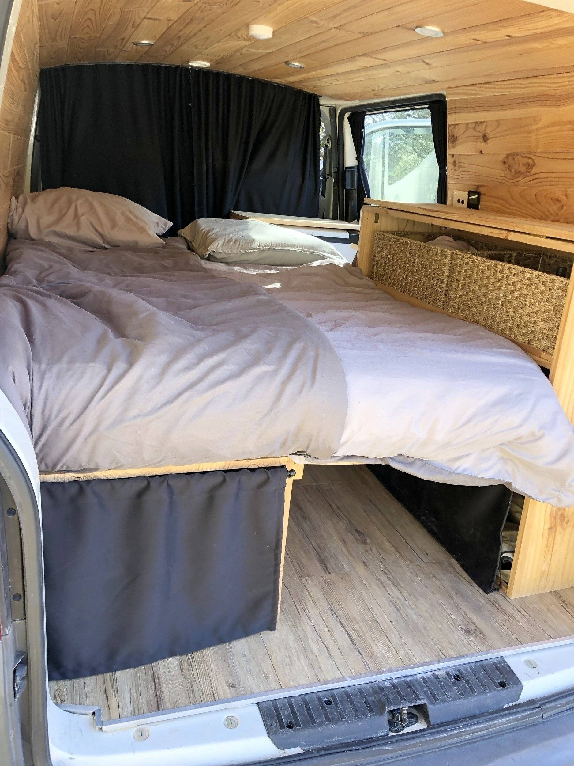 Vue arrière Volkswagen T5 2 l 102 ch - Yescapa