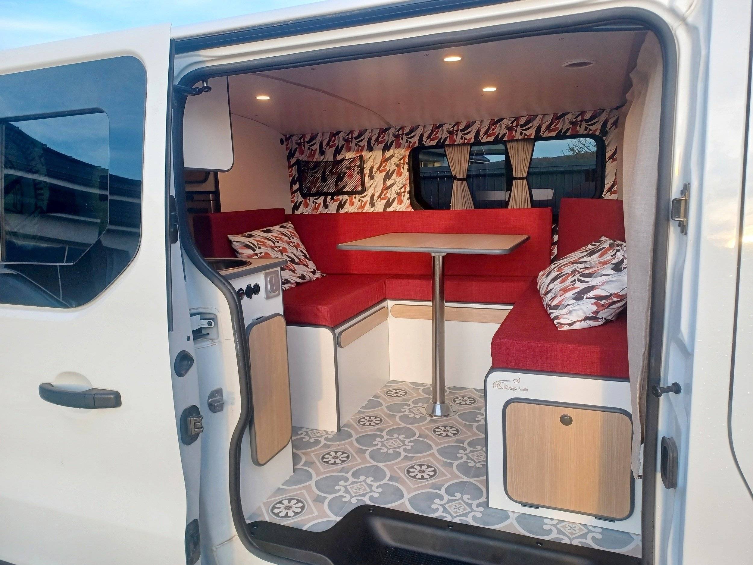 Dining Area Renault - Yescapa