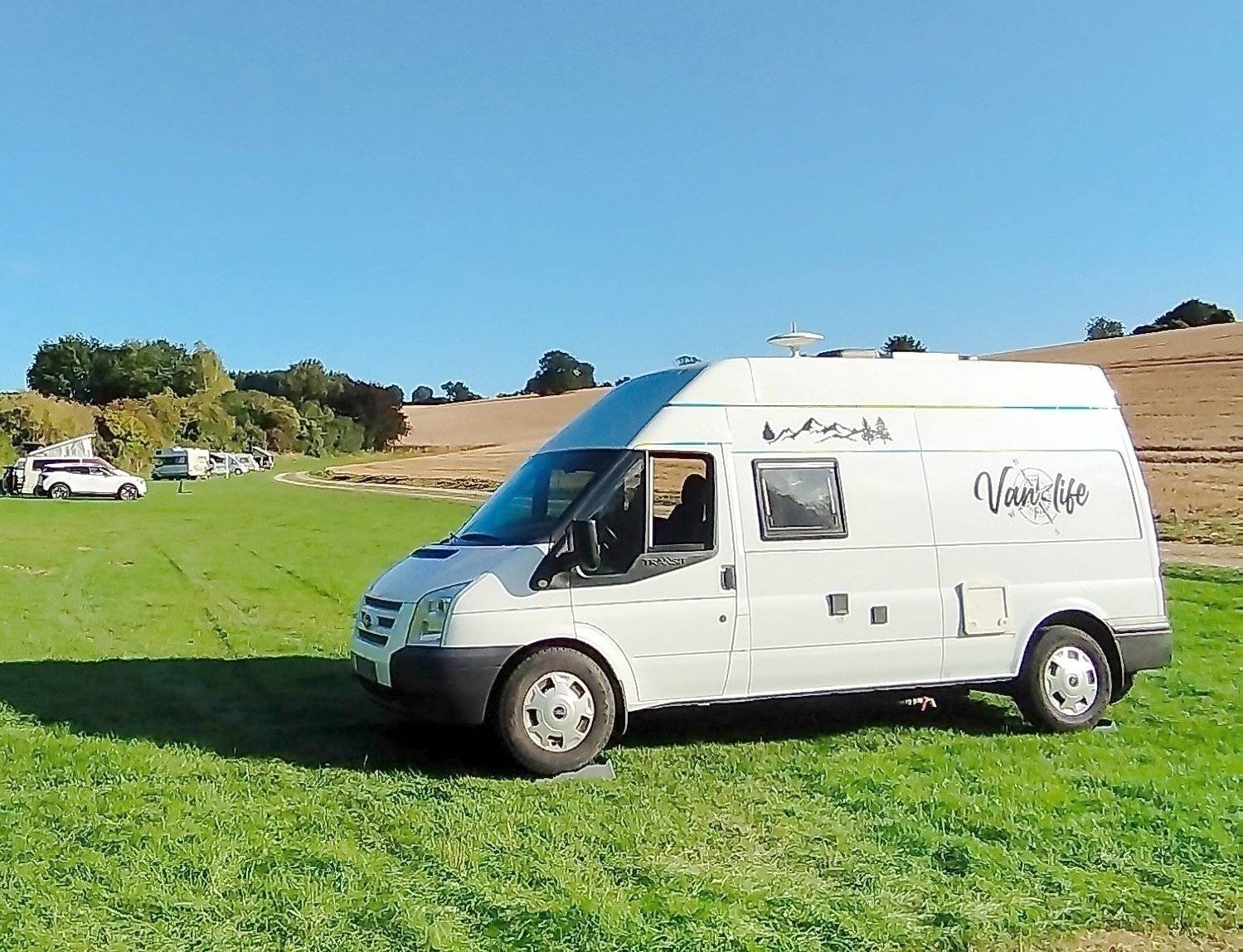 Vista del vehicle angle davanter Ford Transit 2,2 l 125 ch - Yescapa