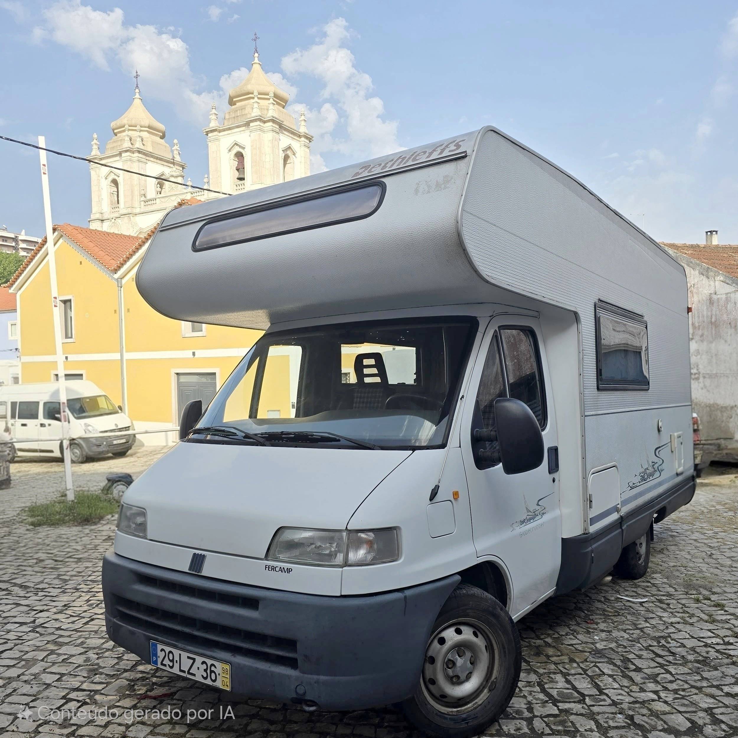 schräge Vorderansicht Fiat Ducato 2,5 TD - Yescapa