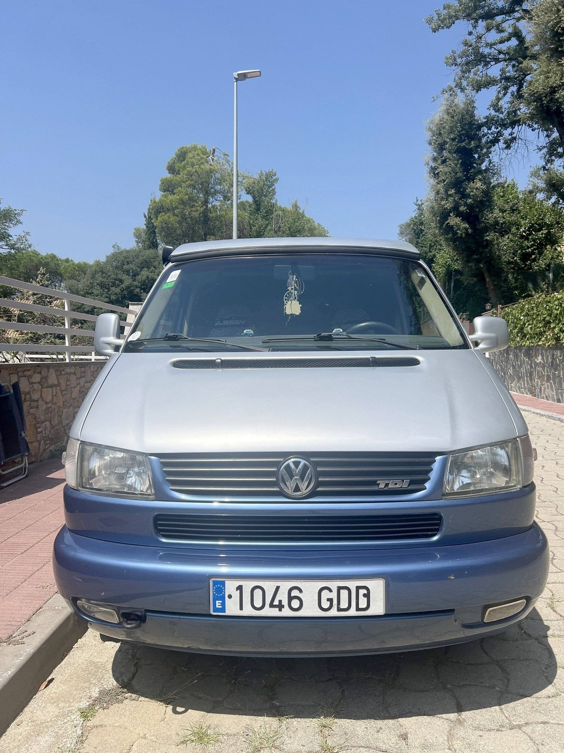 Vista de 3/4 Volkswagen California - Yescapa