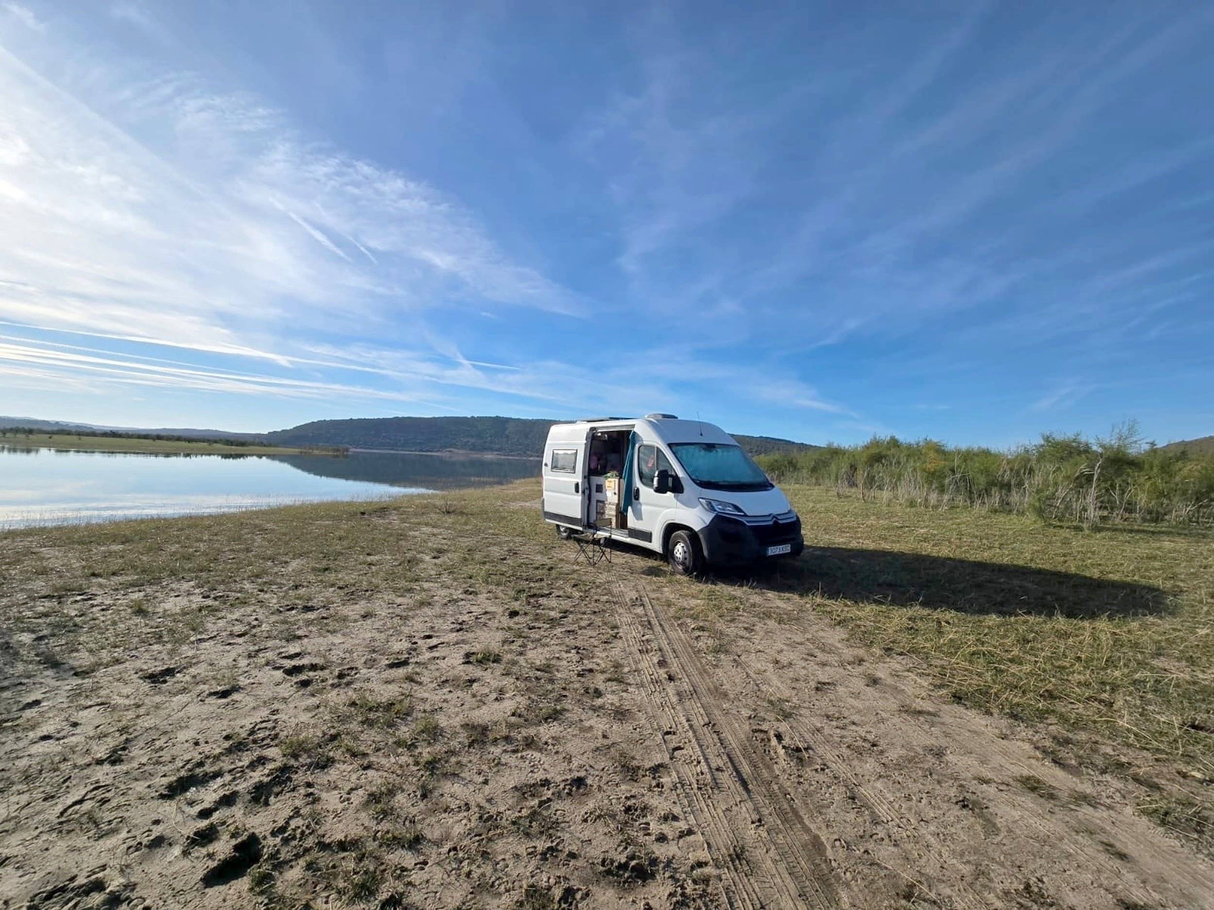 Vista de 3/4 Citroën Jumper 2,2 l 110 ch - Yescapa