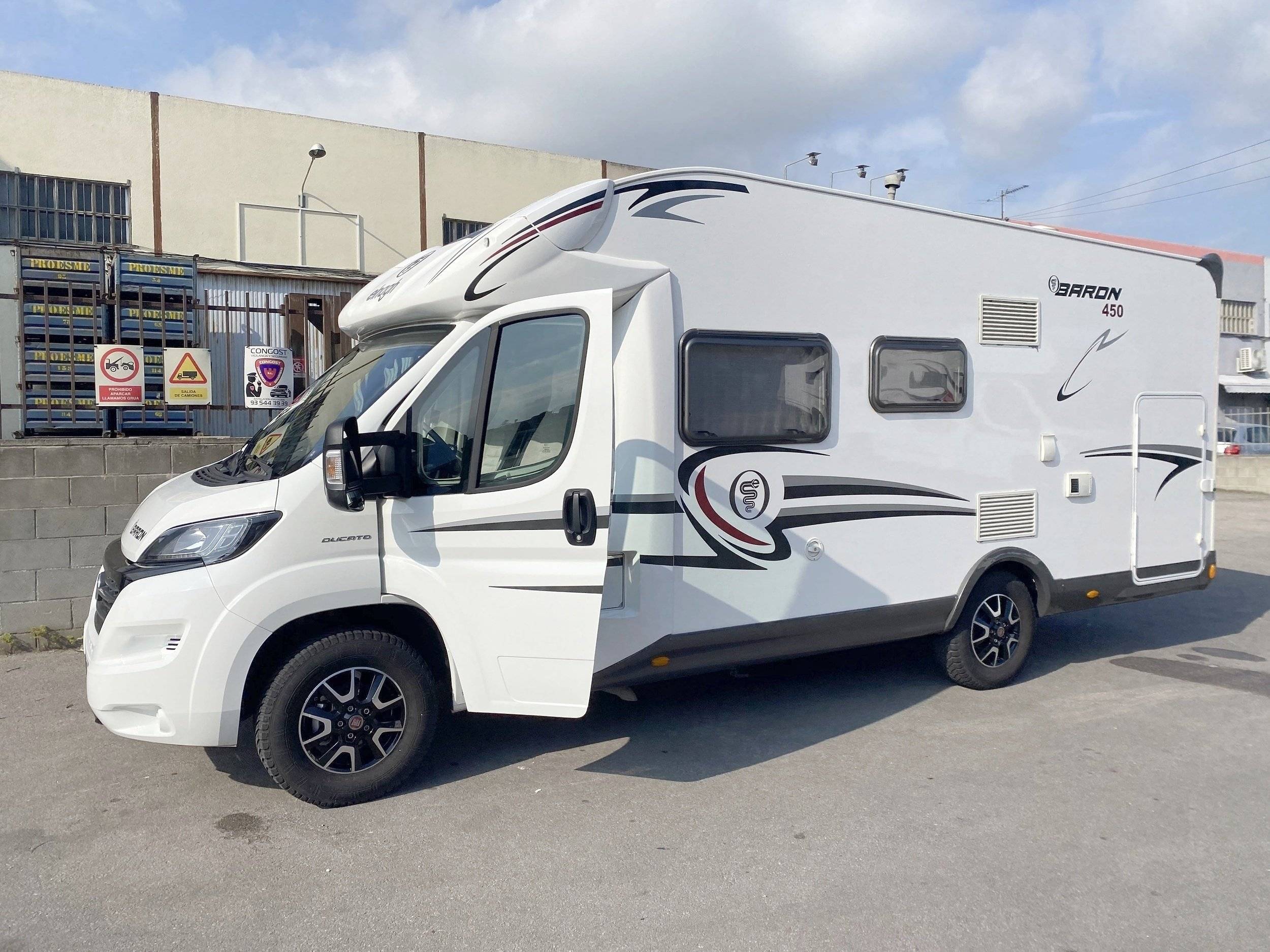 Vista frontale a ¾ Fiat - Yescapa