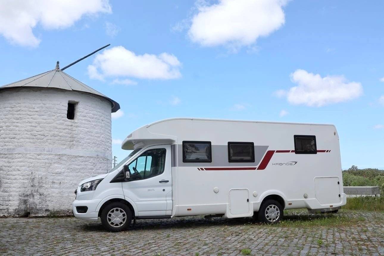 Front view from 3/4 Ford FORD  TRANSIT EURO 6 2L TDCI  130 ch - Yescapa