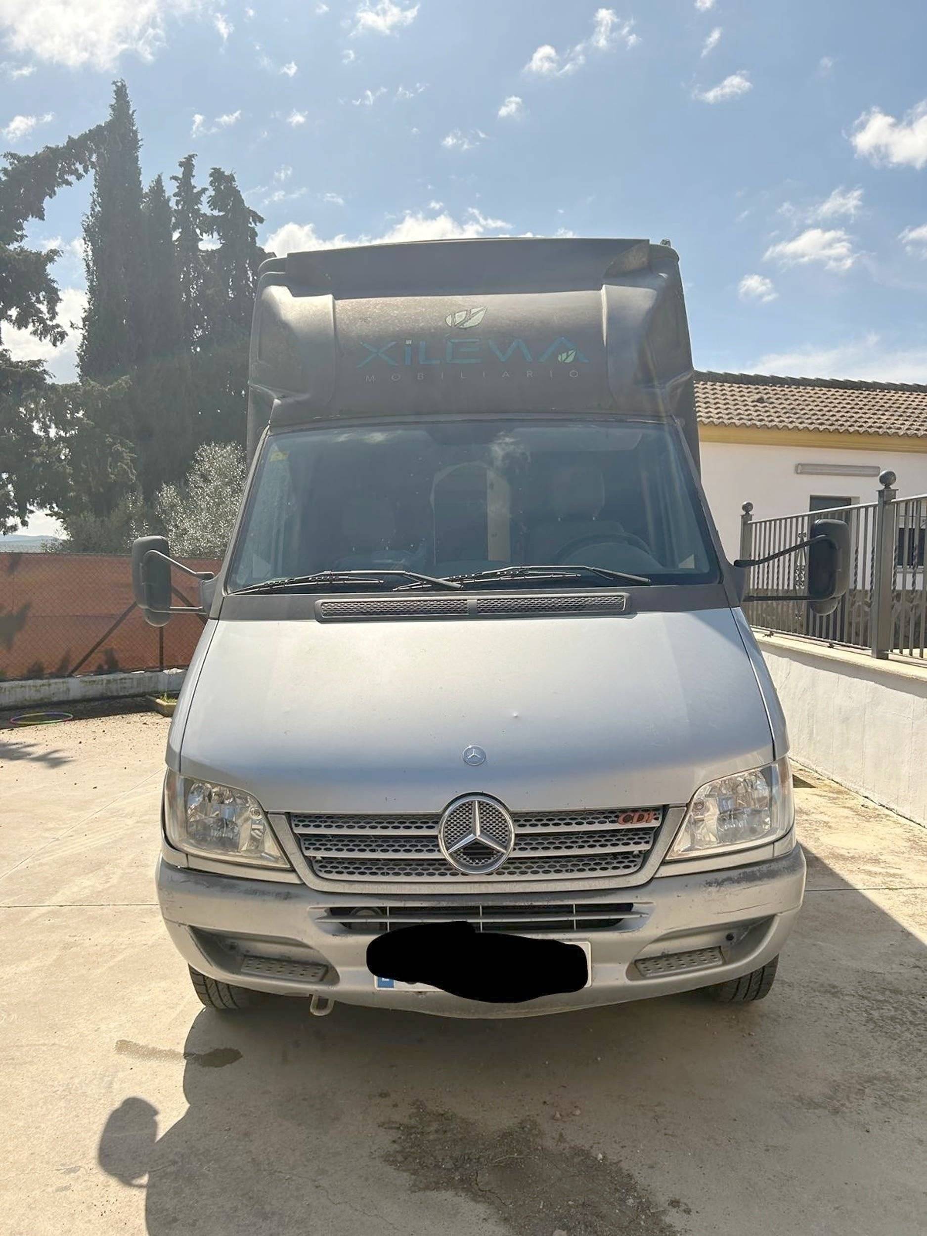 Front view from 3/4 Mercedes Mercedes Benz - Yescapa
