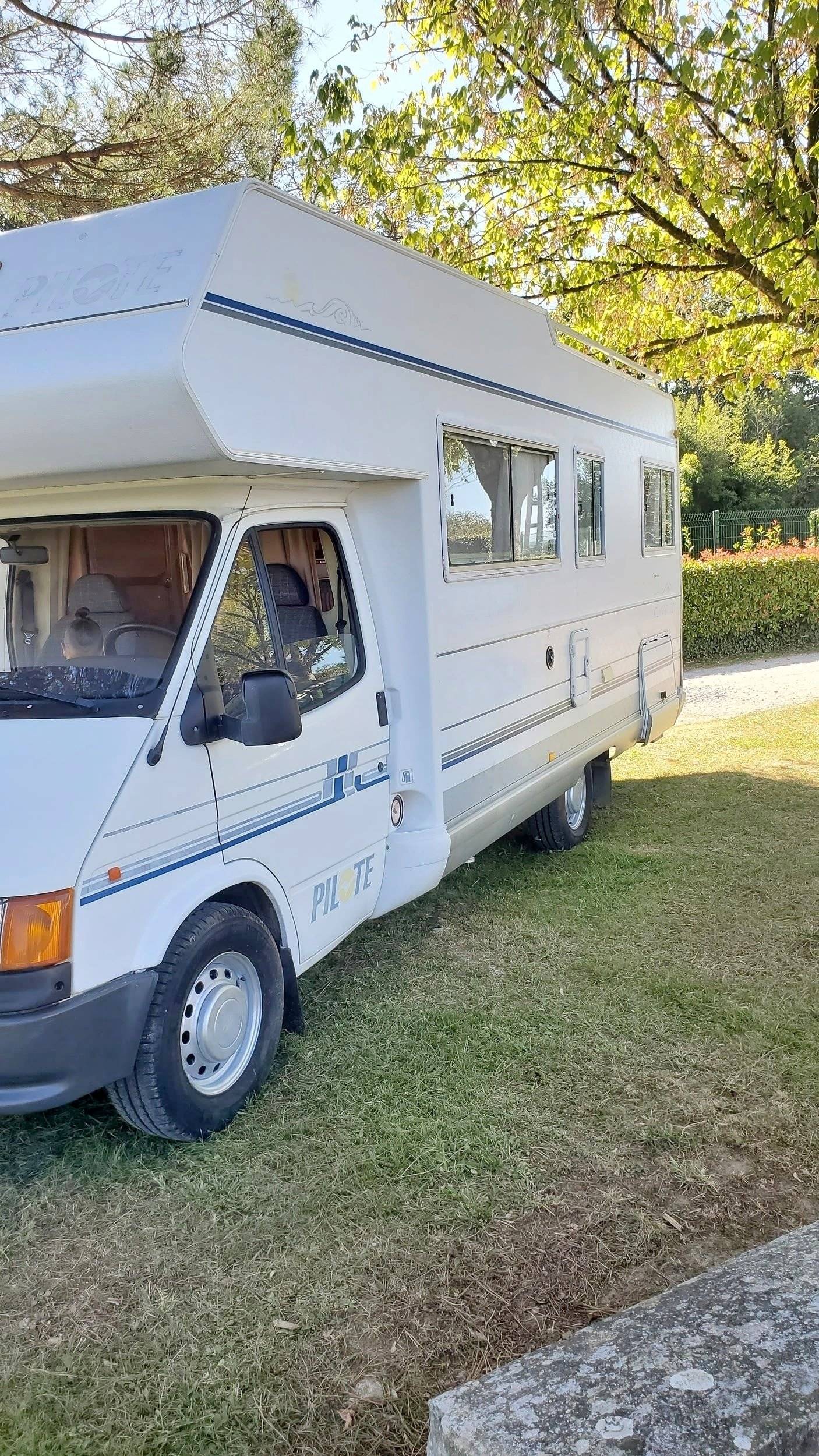 Vista frontale a ¾ Ford Transit 2.5 td 100 ch - Yescapa