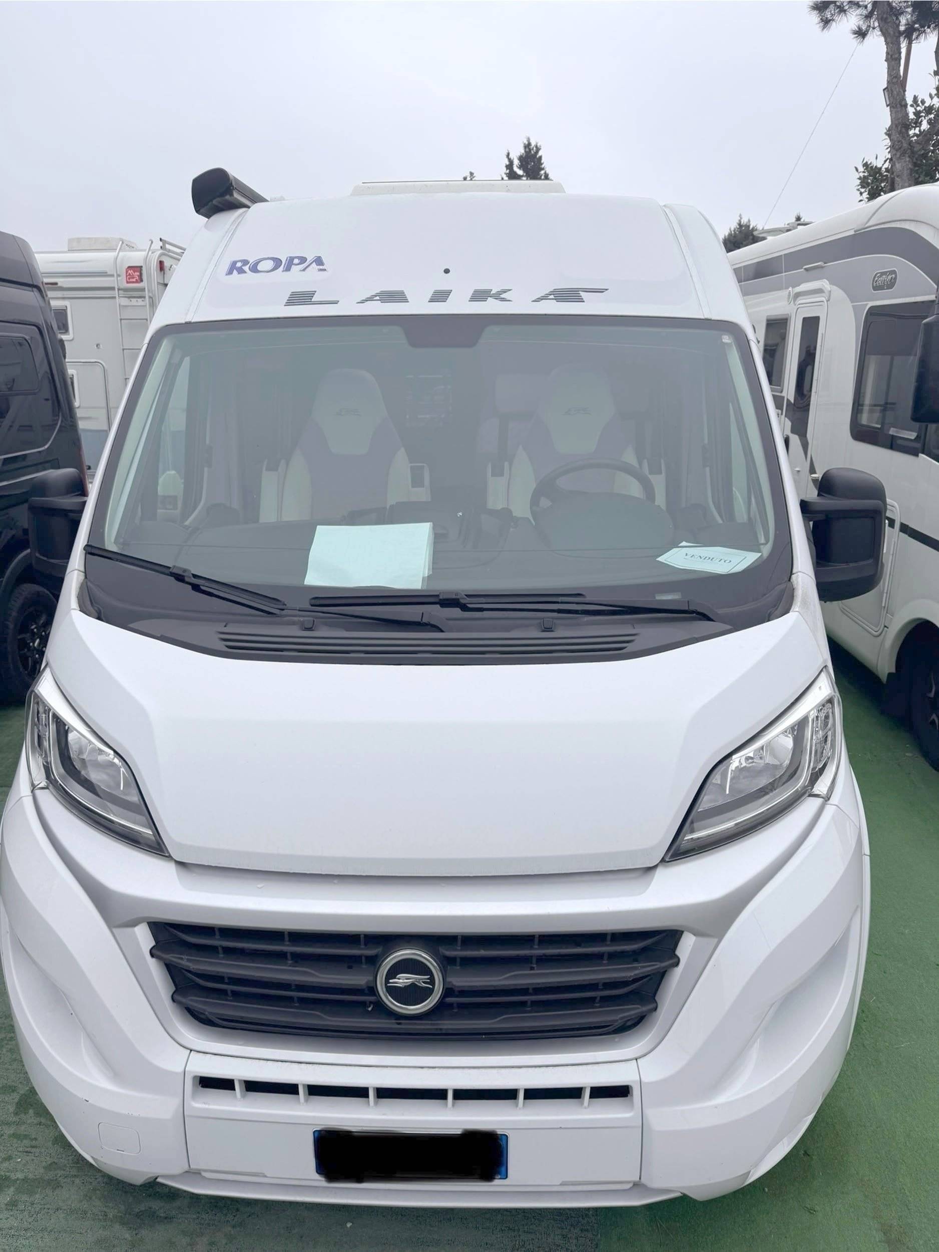 schräge Vorderansicht Fiat Ducato 2,3 l 120 ch. - Yescapa