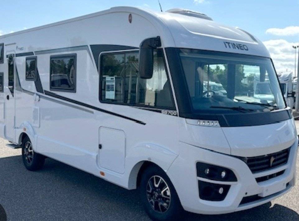 schräge Vorderansicht Fiat 2,3 l 130 ch. - Yescapa