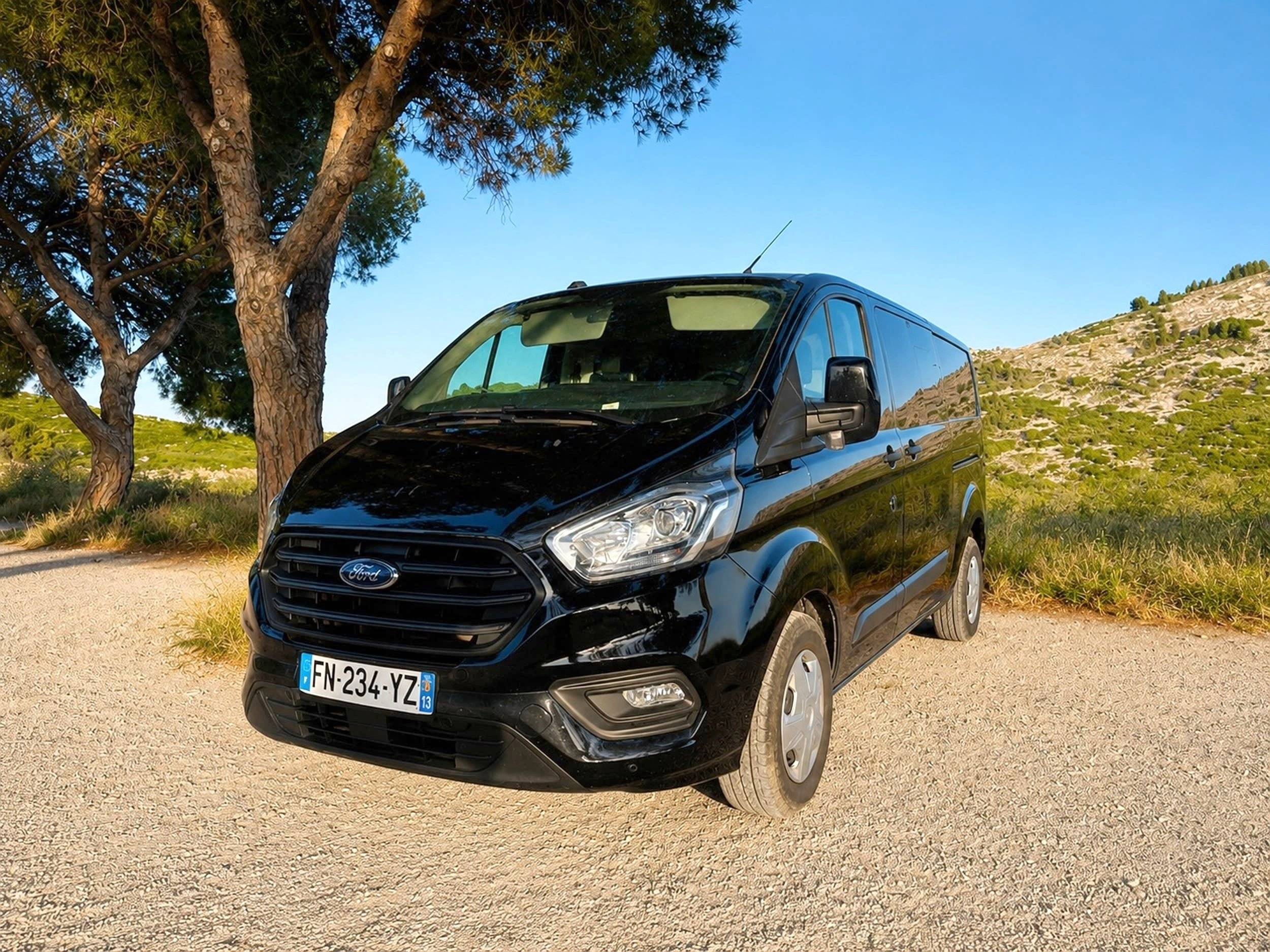 schräge Vorderansicht Ford Transit Custom 2,0 l 130 ch - Yescapa