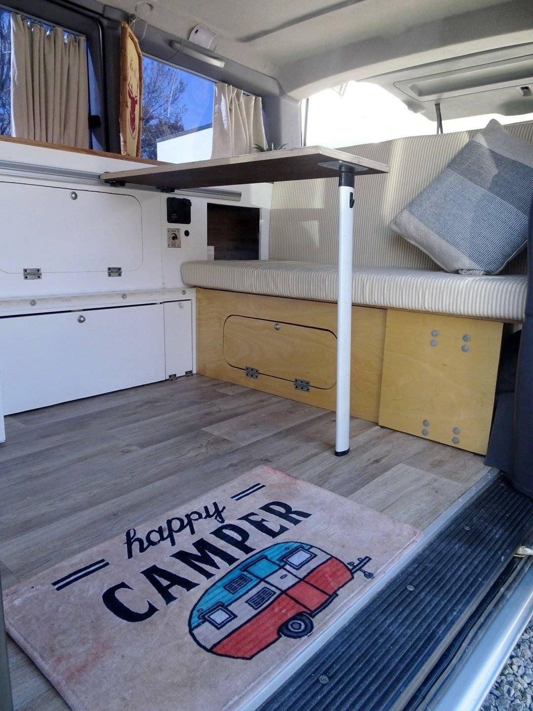 Dining Area Mercedes Vito 110 CDI - Yescapa