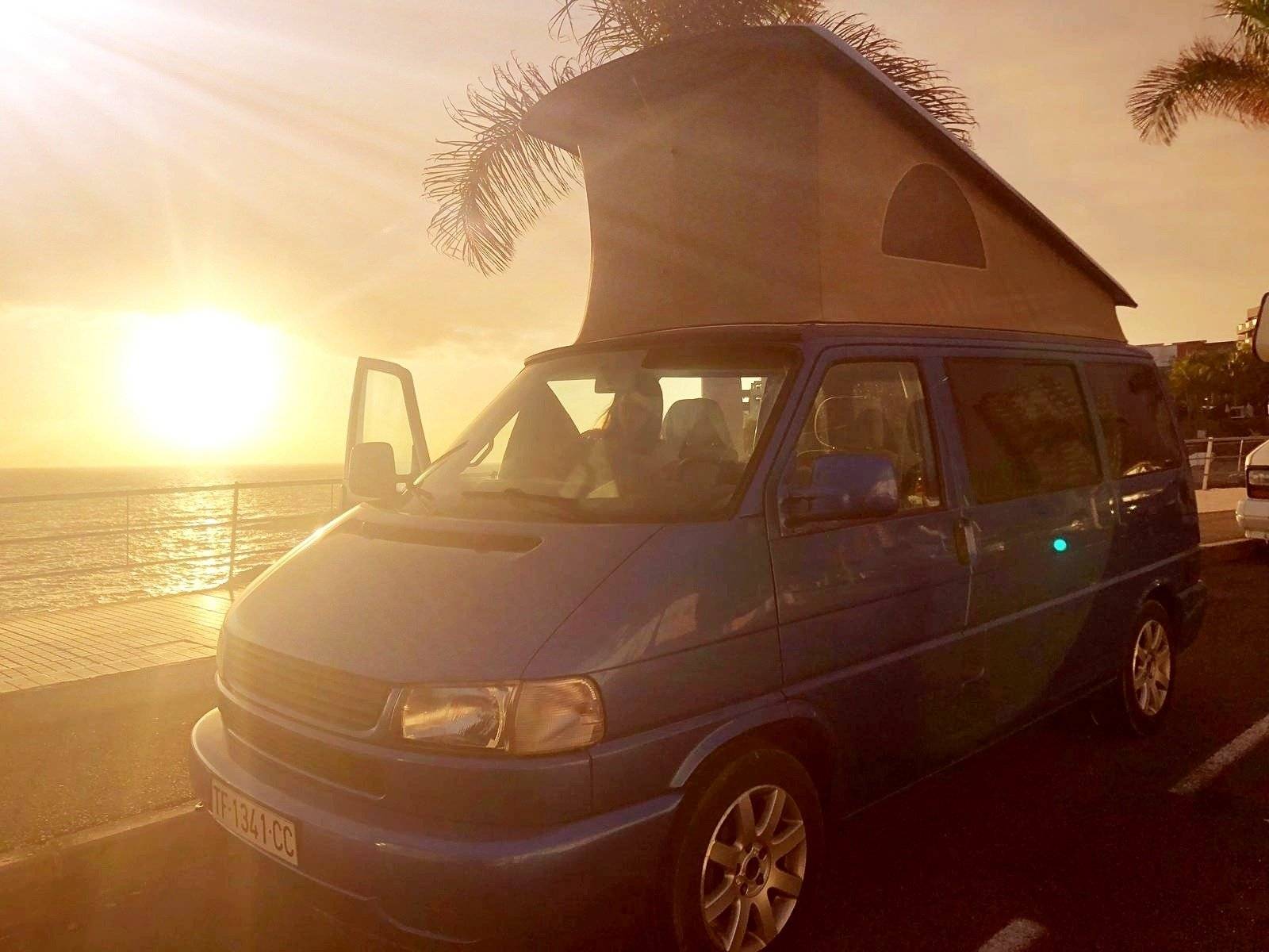 Front view from 3/4 Volkswagen T4 California tdi - Yescapa