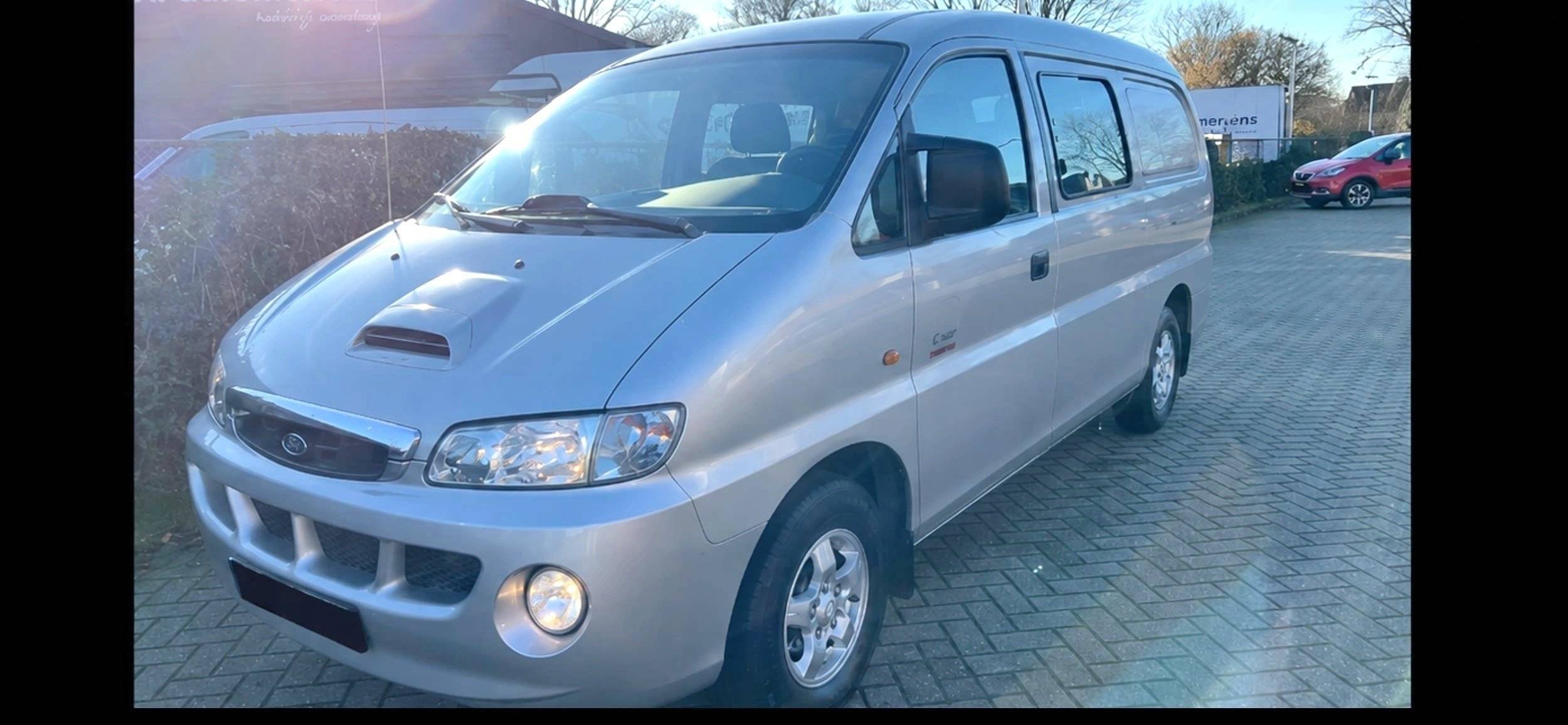 Voorkant 3/4 Hyundai H1 - Yescapa