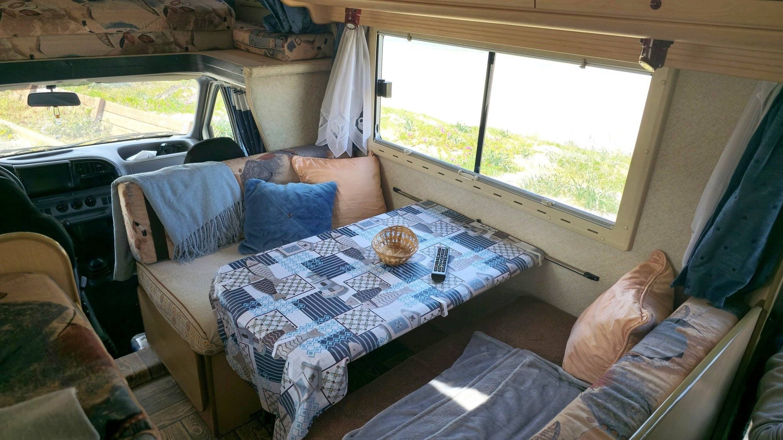 Dining Area Ford ford transit - Yescapa