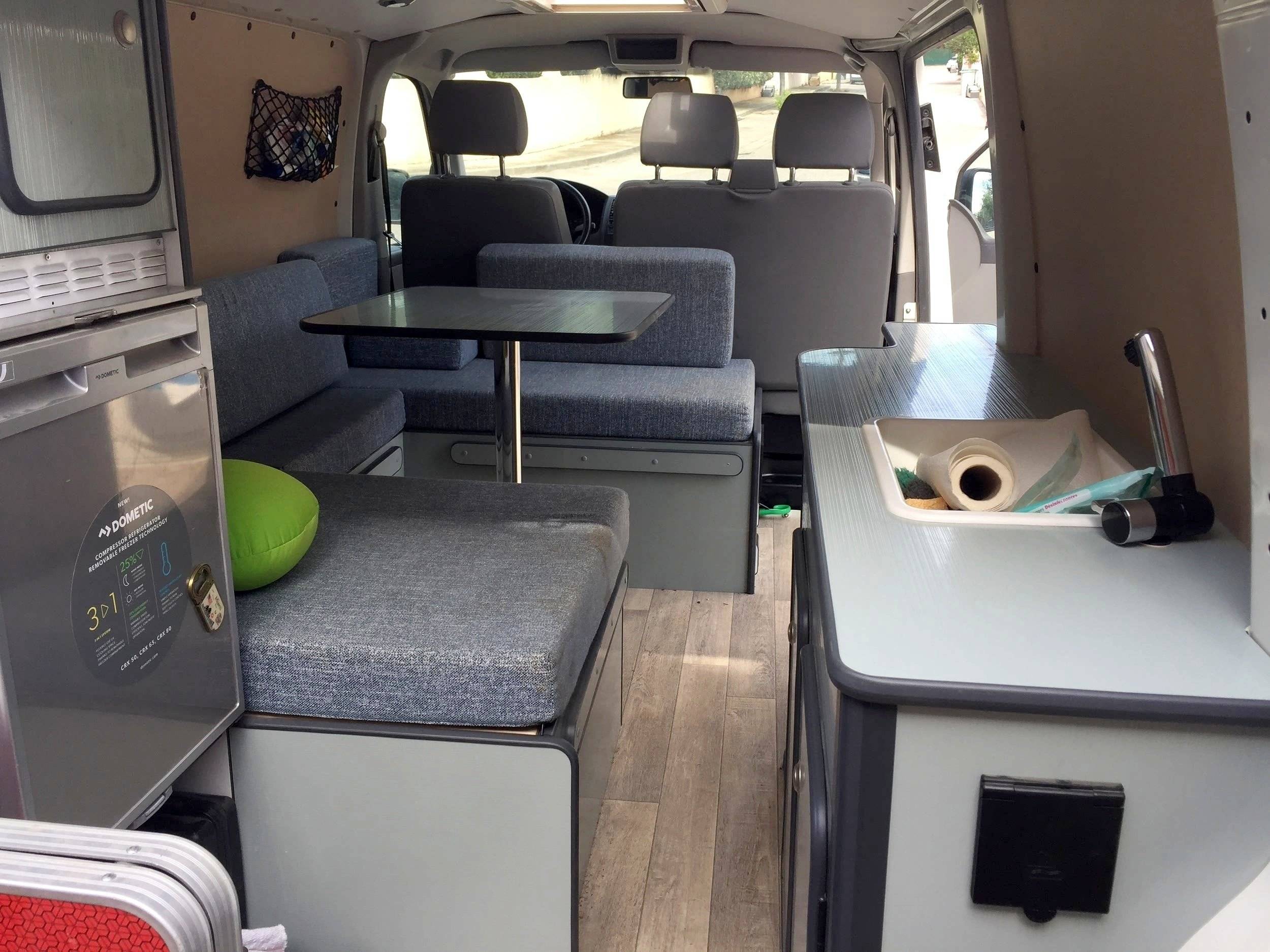 Dining Area Volkswagen T5 2,0 l 102 ch - Yescapa