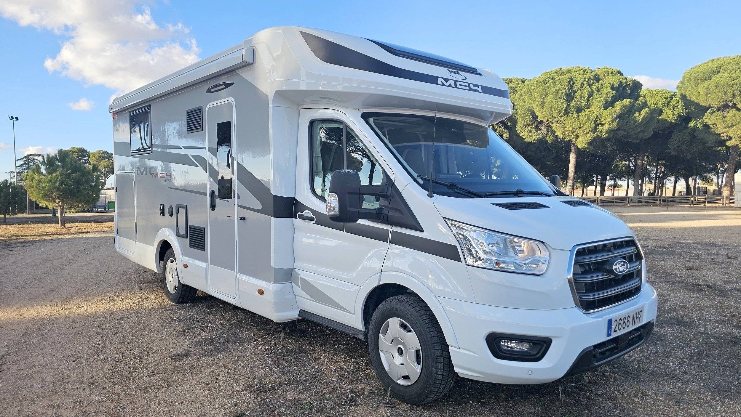 Front view from 3/4 Ford transit 170 - Yescapa