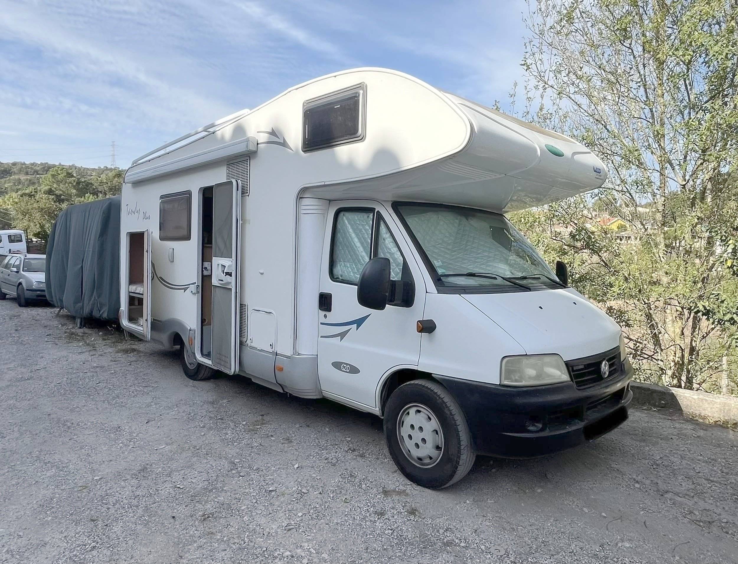 Front view from 3/4 Fiat Ducato 2.8 JTD - Yescapa