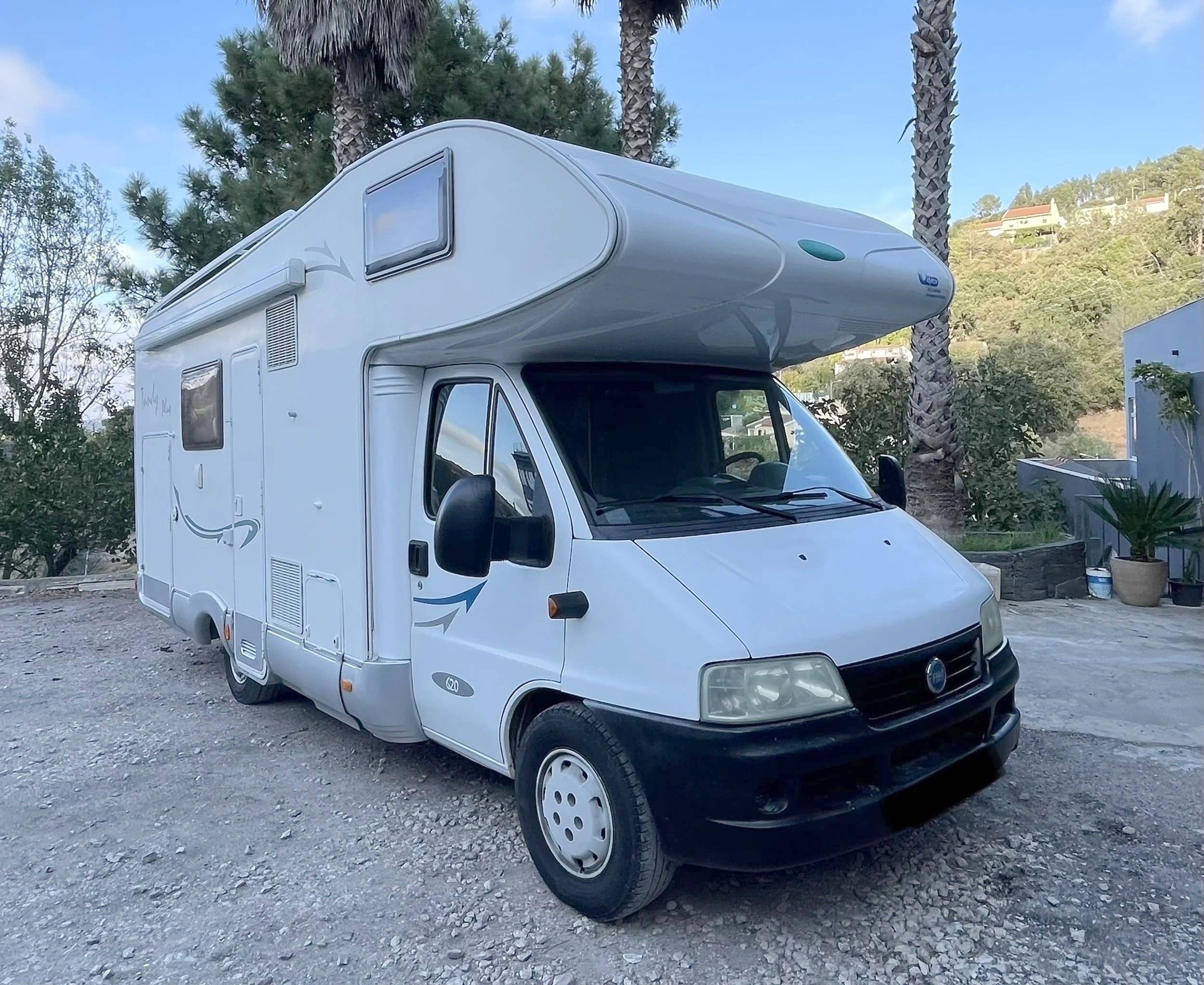 Voorkant 3/4 Fiat Ducato 2.8 JTD - Yescapa