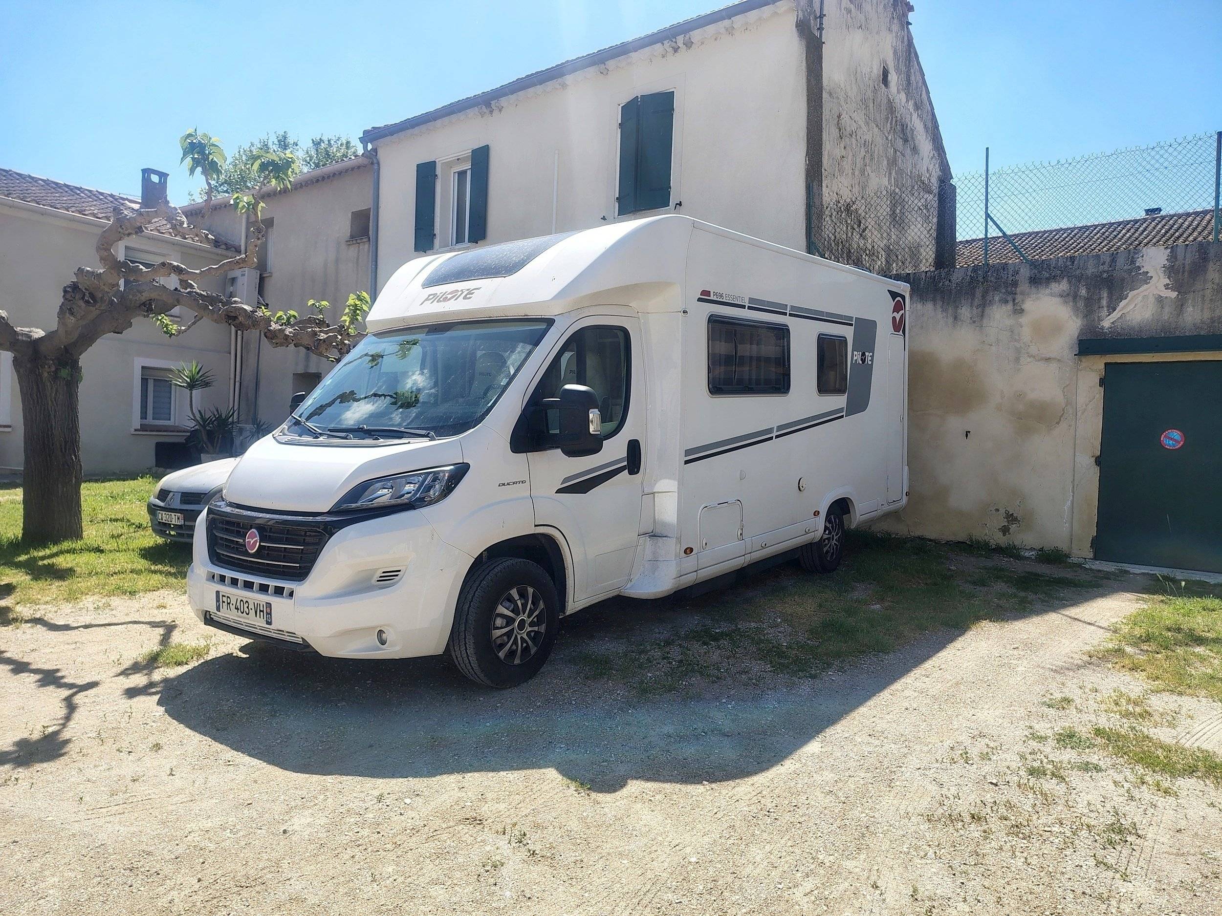 schräge Vorderansicht Fiat Ducato 2,3 l 140 CV - Yescapa