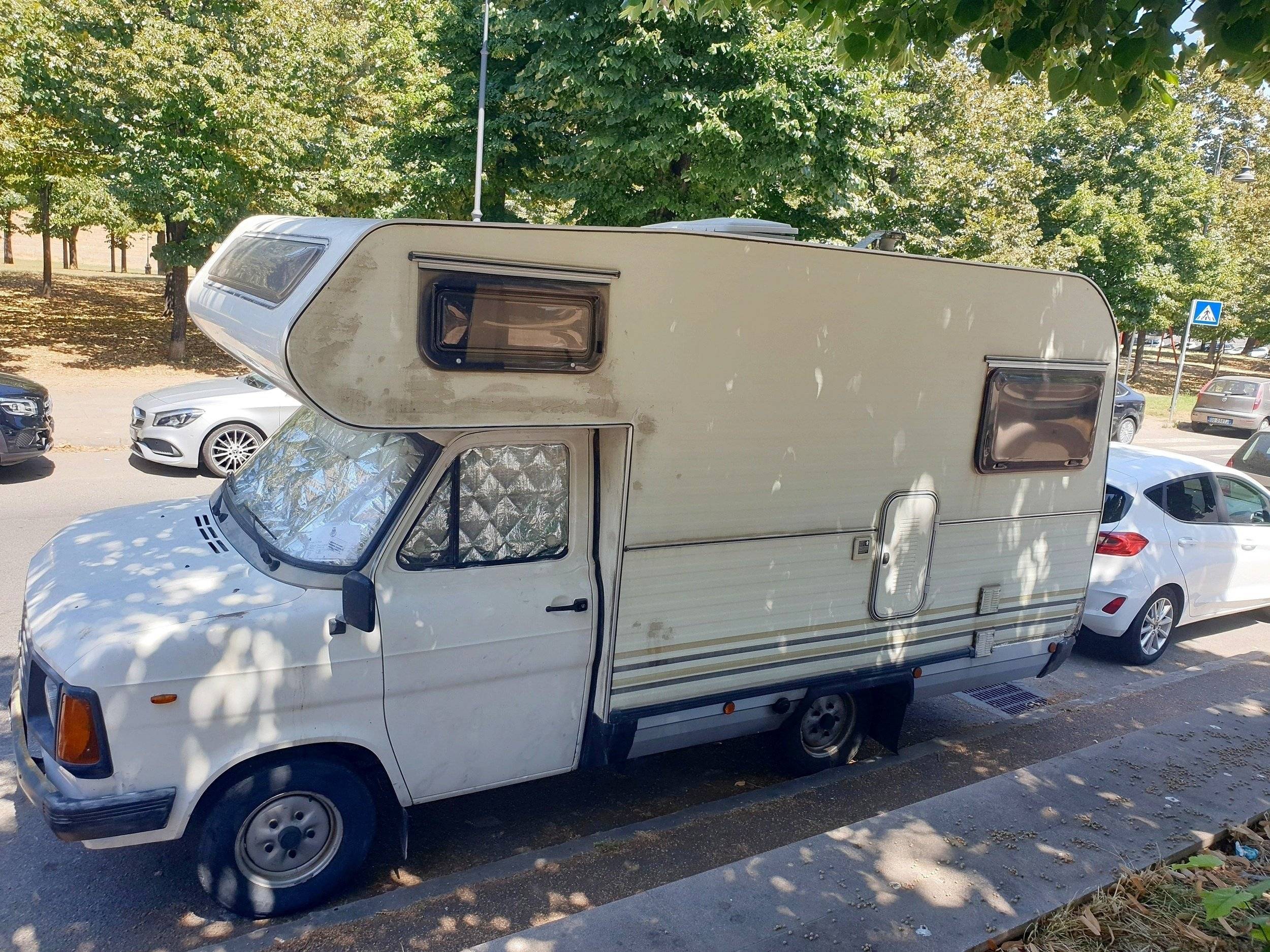 schräge Vorderansicht Ford transit 2,4 - Yescapa