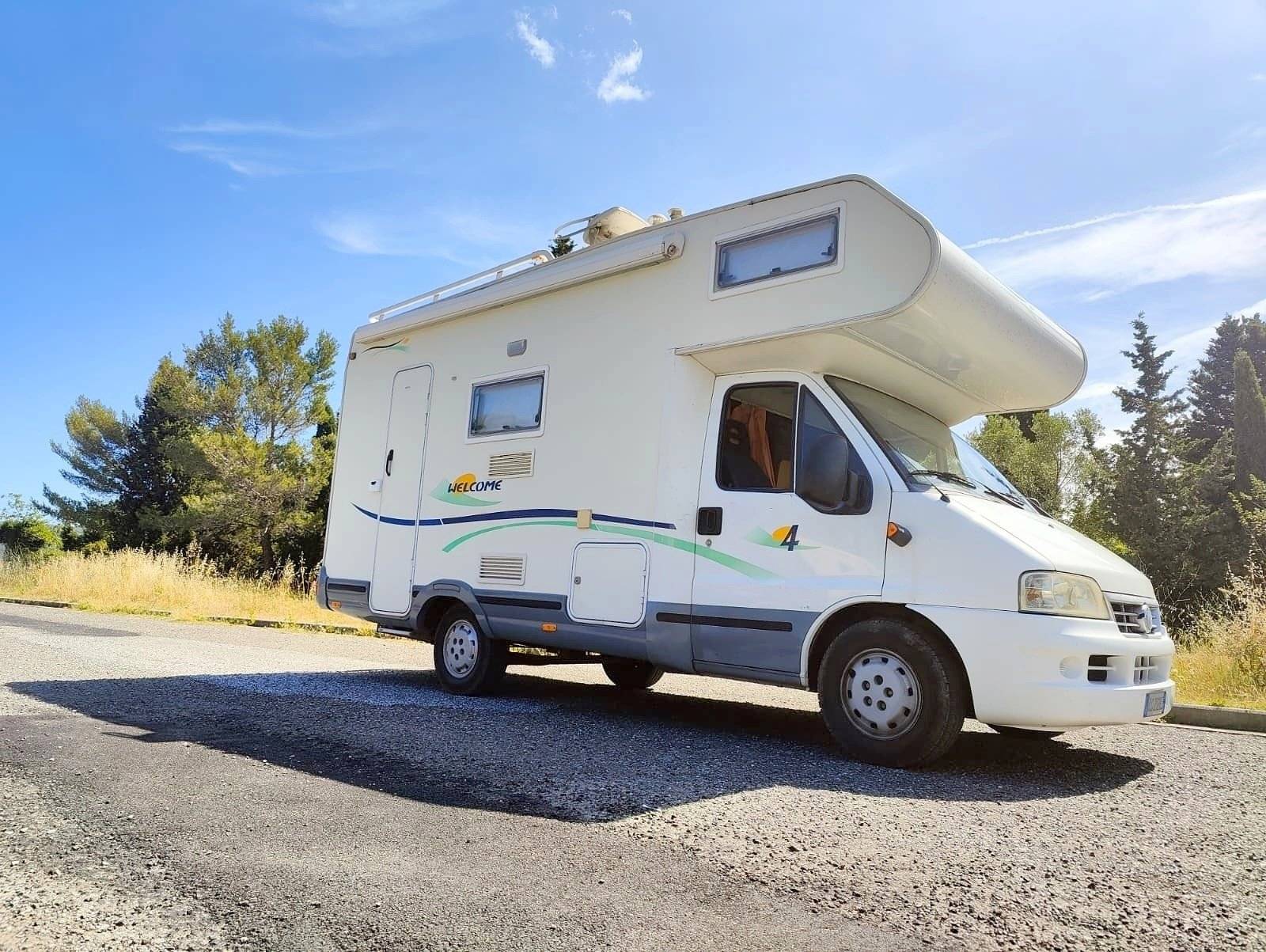 schräge Vorderansicht Fiat 2,3 l 130 ch - Yescapa