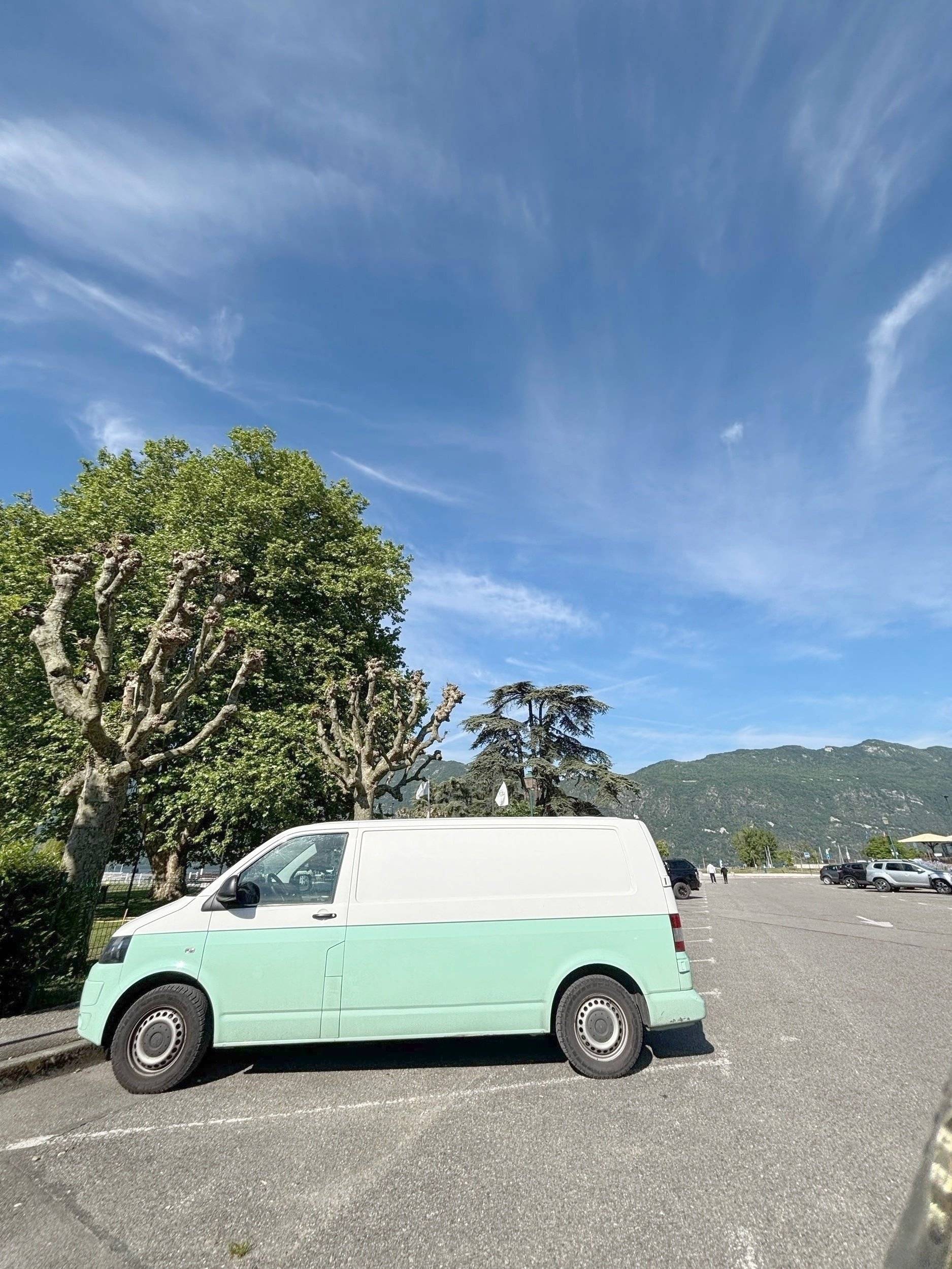 Front view from 3/4 Volkswagen - Yescapa