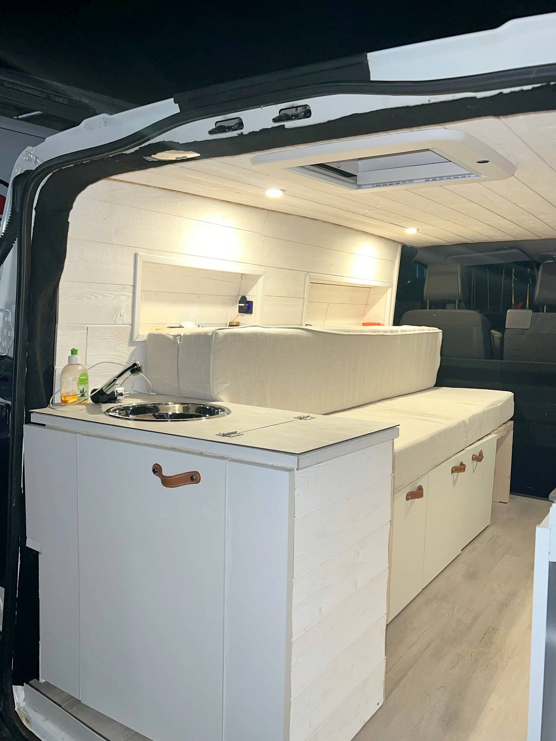 Vista de 3/4 Citroën Jumpy 1.6L 90CV - Yescapa